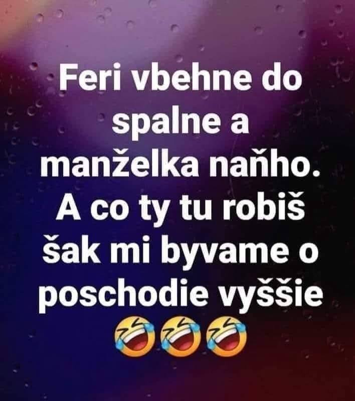 Vtipný obrázok s textom: Feri vbehne do spálne a manželka ho prekvapí humornou poznámkou.