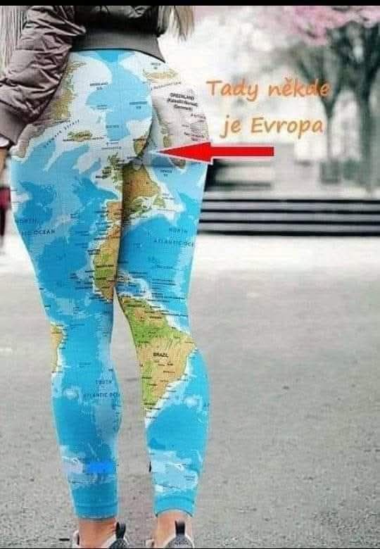 Žena v legínach s mapou sveta. Text poukazuje na Európu. Kreatívny módny dizajn.