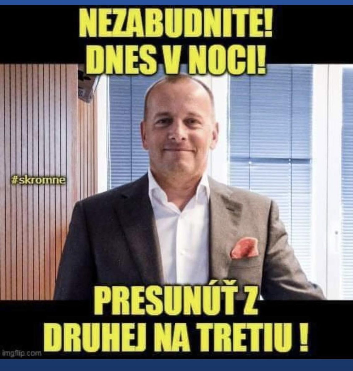 Osoba v obleku s textom: Nezabudnite! Dnes v noci presunúť z druhej na tretiu!; hashtag #skromne.