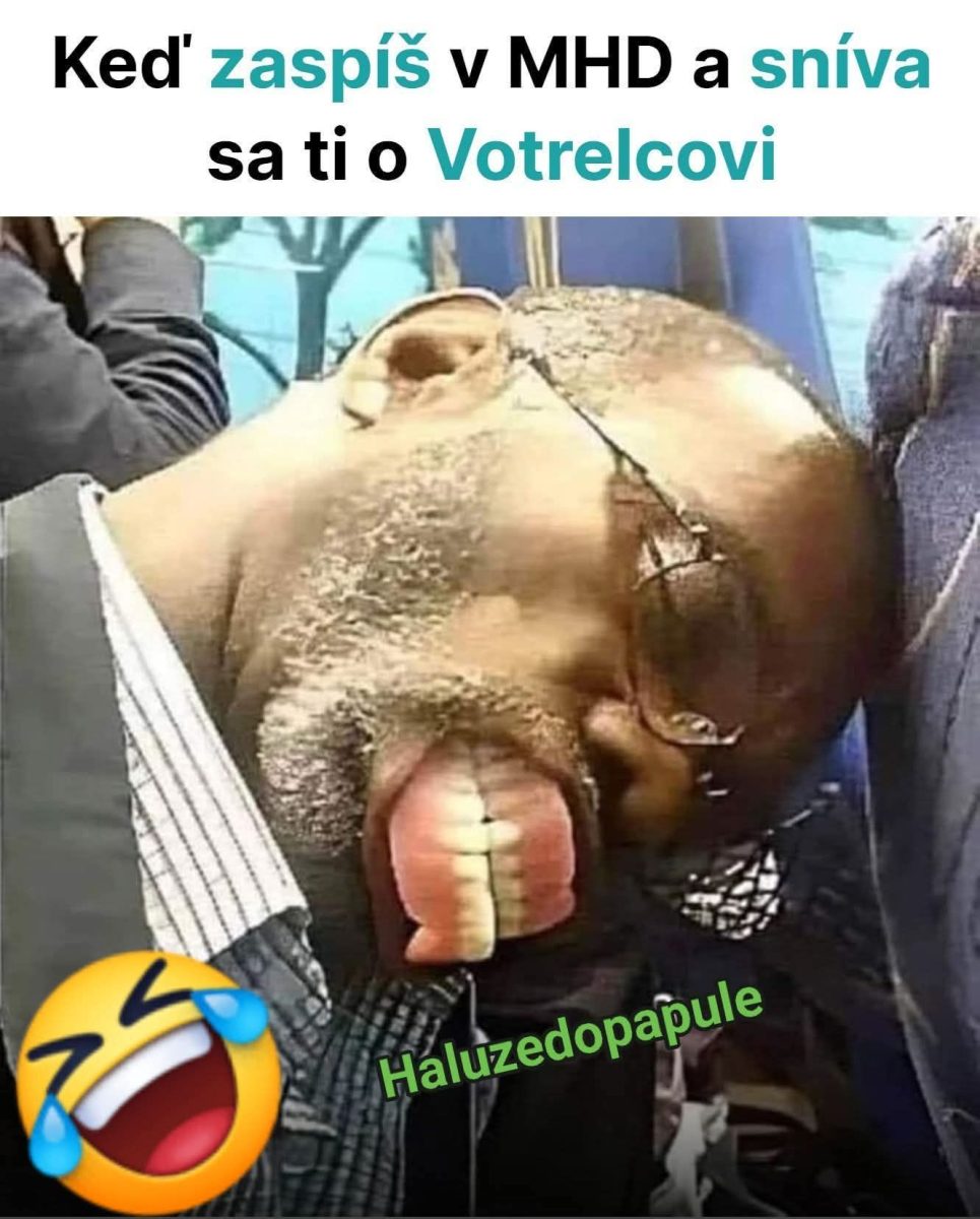 Muž spí v autobuse s otvorenými ústami, pričom to vyzerá, akoby z nich vychádzala zvláštna tvár.