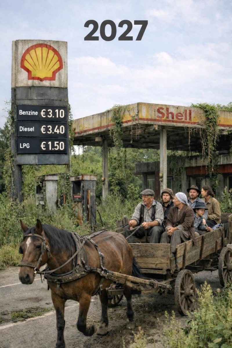 Opustená benzínka Shell v roku 2027 s koňským povozom na ceste, obklopená prírodou a starobylou atmosférou.