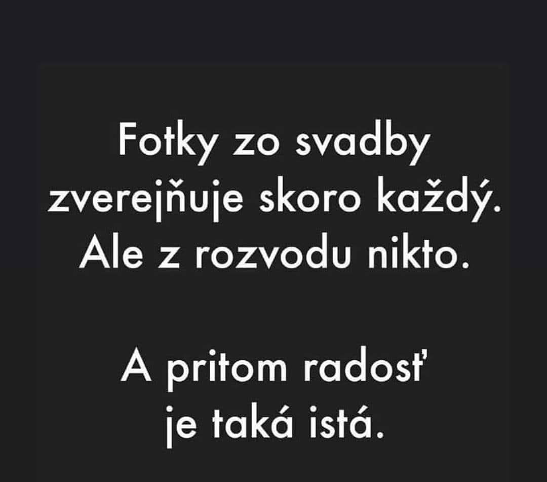 Citát o kontraste medzi zverejňovaním fotiek zo svadby a rozvodu, poukazujúci na rovnakú radosť z oboch udalostí.