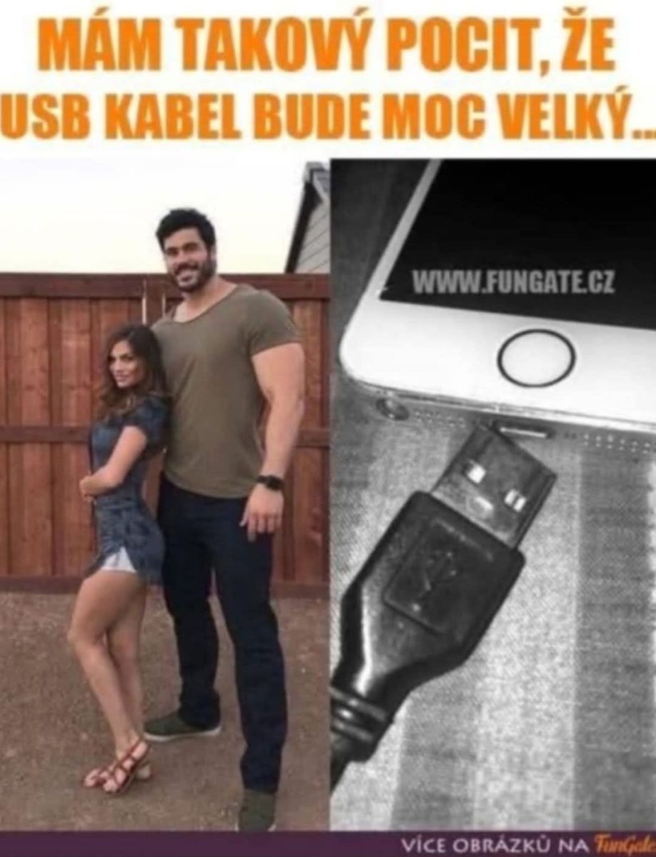 Vtipný obrázok s veľkým USB káblom a textom Mám takový pocit, že USB kabel bude moc velký.