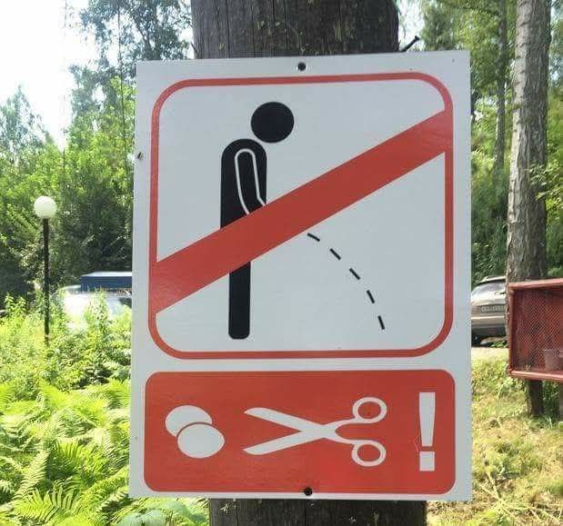 Zákaz močenia, varovanie s ikonami: prečiarknutá postava a nožnice, lesná oblasť v pozadí.