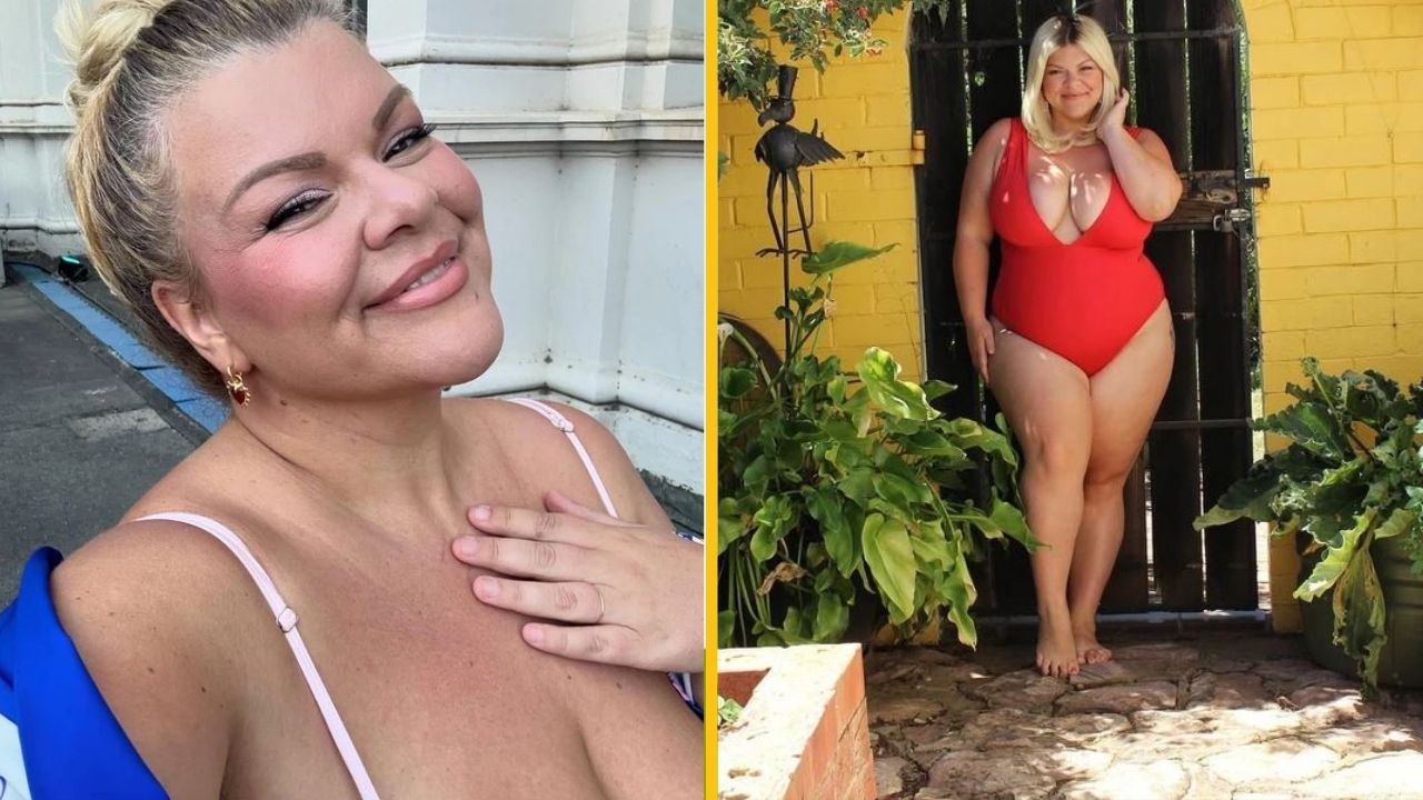 Žena so súcitným úsmevom, oblečená v červenom plavkovom úbore, pózuje pri farebnej zahradnej bráne.