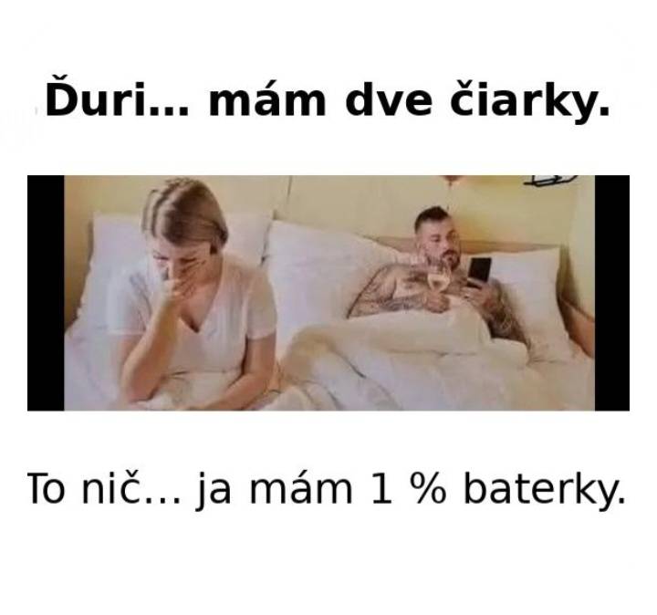 Žena v posteli smutná, muž vedľa nej bezstarostne na mobile; text vtipne kontrastuje „dve čiarky“ a „1 % batérie“.