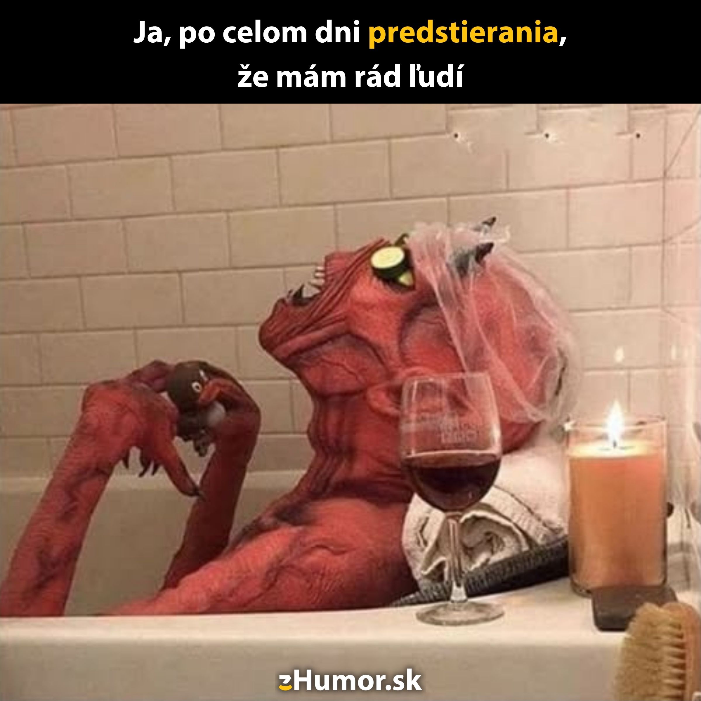 Osoba v kostýme monštra relaxuje vo vani s vínom a sviečkou, s vtipným textom o predstieraní radosti z ľudí.