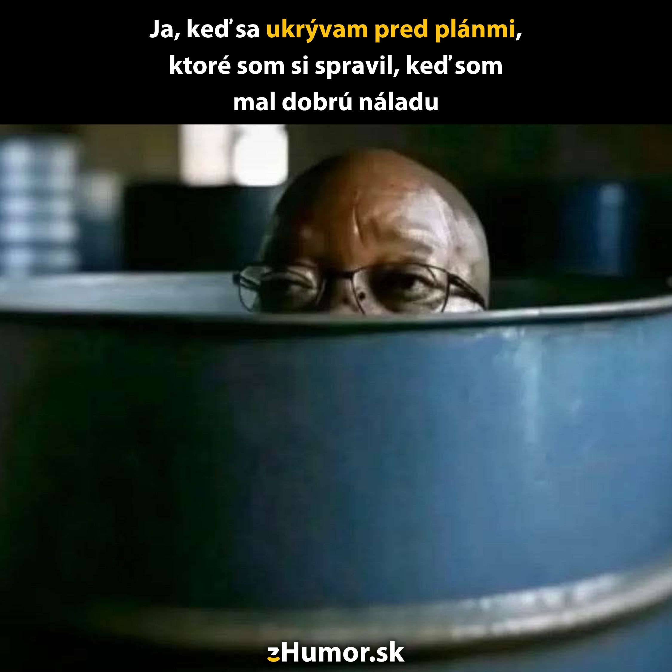 Osoba sa schováva v sude, nadpis o skrývaní sa pred plánmi, ktoré zostrojil v dobrej nálade.