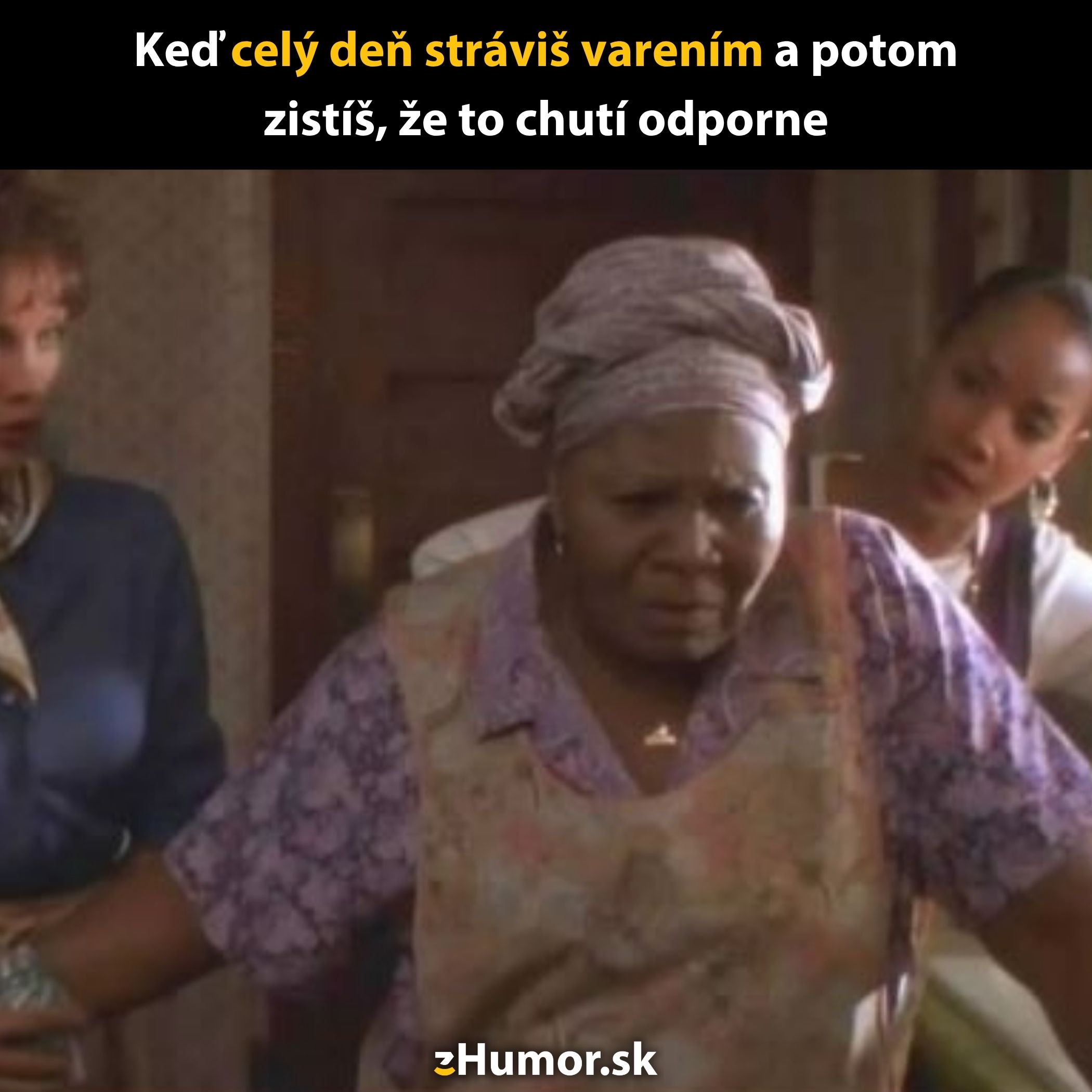 Žena v zástere po celodennom varení zistí, že jedlo nechutí dobre, vyjadruje sklamanie.