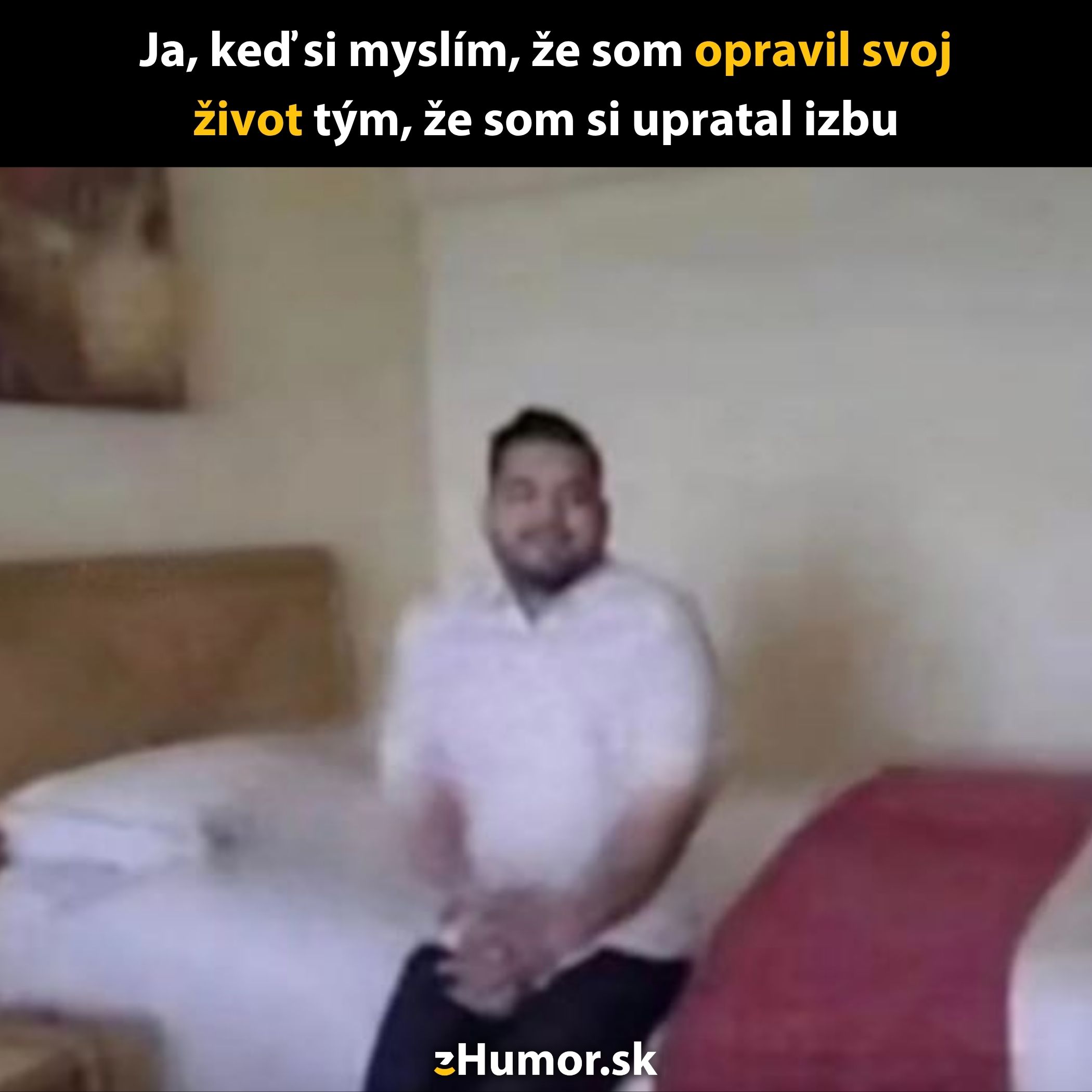 Osoba sedí na posteli, usmieva sa a nad ním je text o pocite úspechu po upratovaní izby.