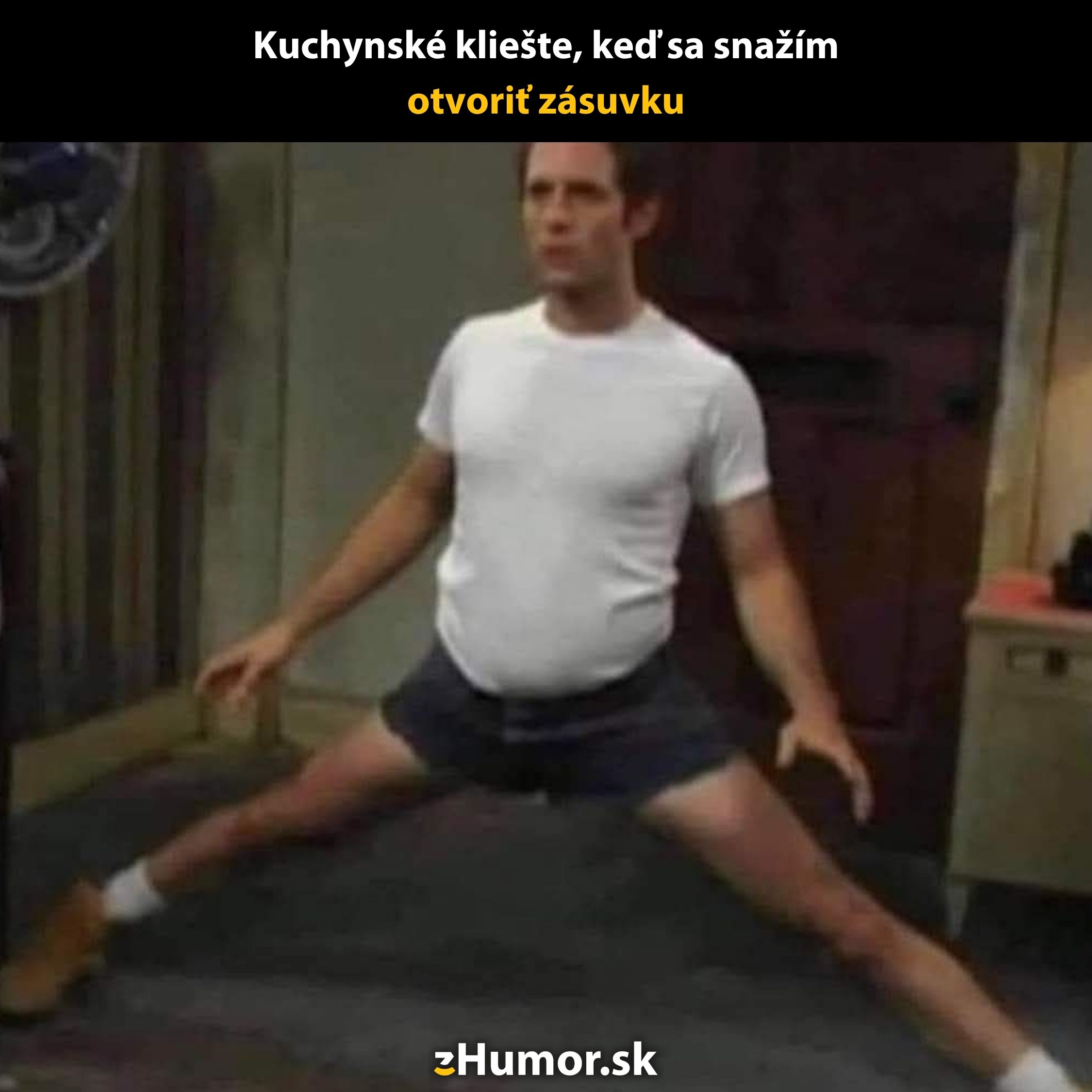 Muž v bielom tričku a šortkách robí rozštep v miestnosti, humorný mem o otváraní zásuvky.