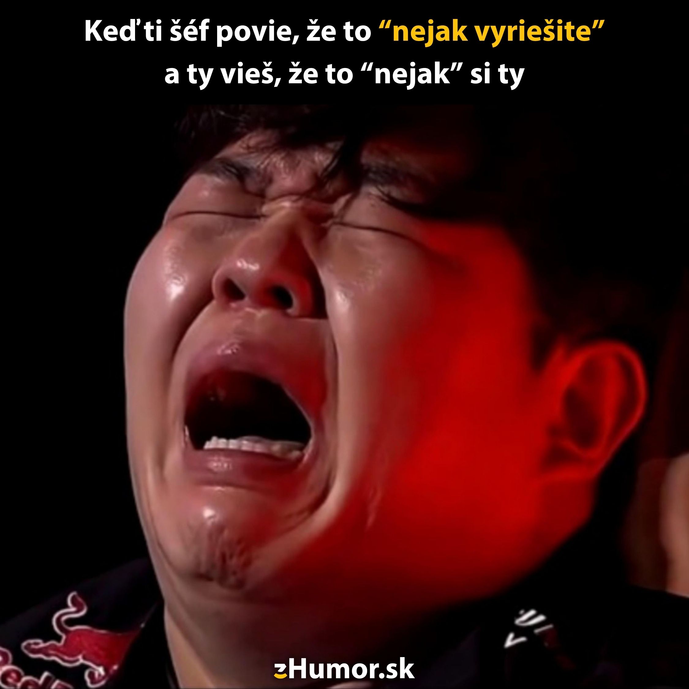 Kričiaci muž v žiare reflektorov, vystihuje stresujúci moment v práci s humorným textom o riešení problémov.