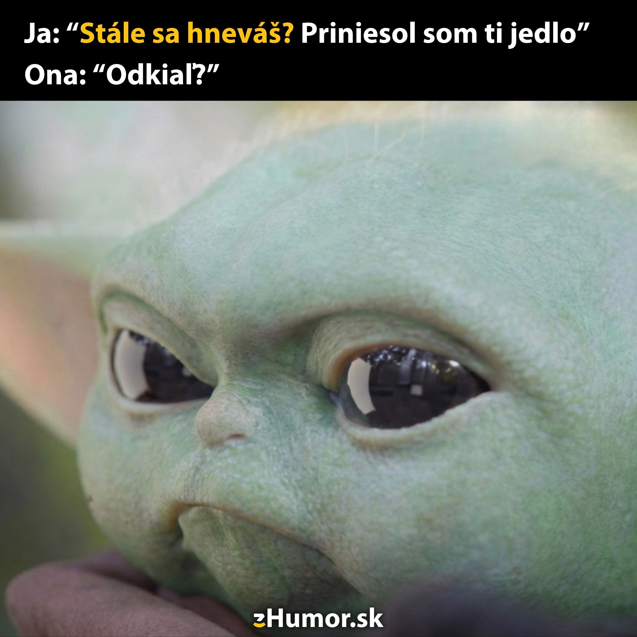 Malá zelená postavička s pobaveným výrazom a humorným textom o urovnávaní konfliktu jedlom.