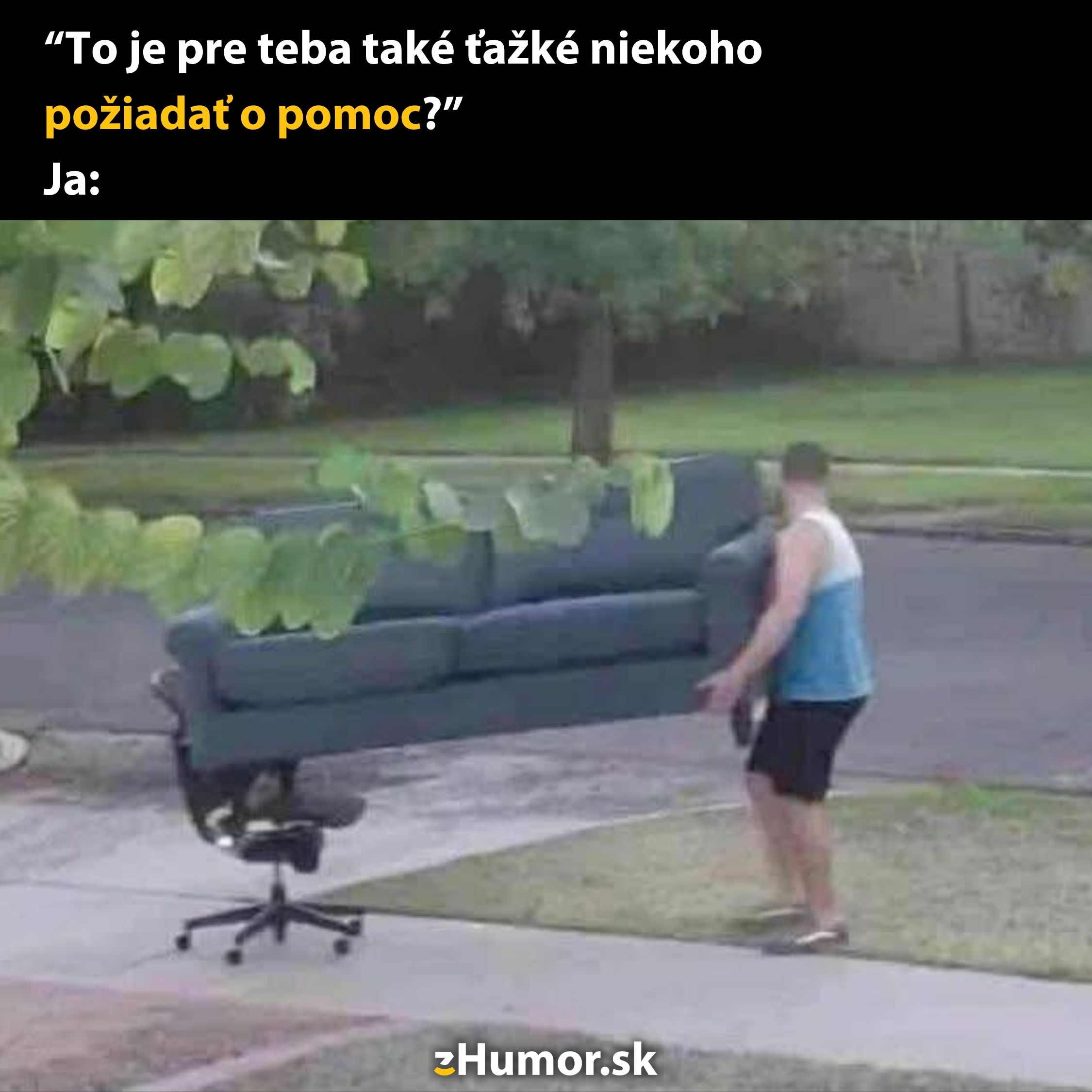 Muž ťahá gauč na kolieskovej stoličke cez trávnik, ilustrujúc kreativitu pri riešení problémov bez pomoci.