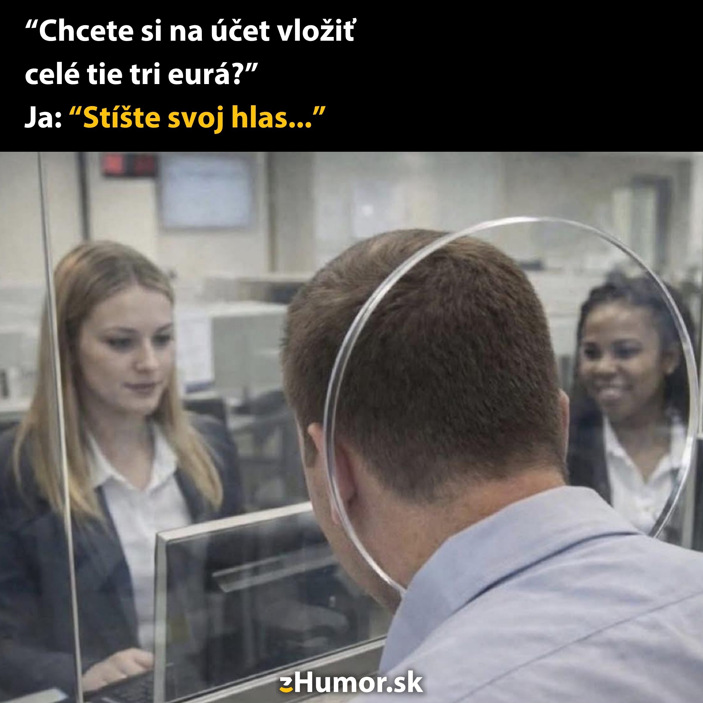 Muž v banke pri okienku, žartuje so zamestnankyňou o vklade troch eur. Text: Stíšte svoj hlas.