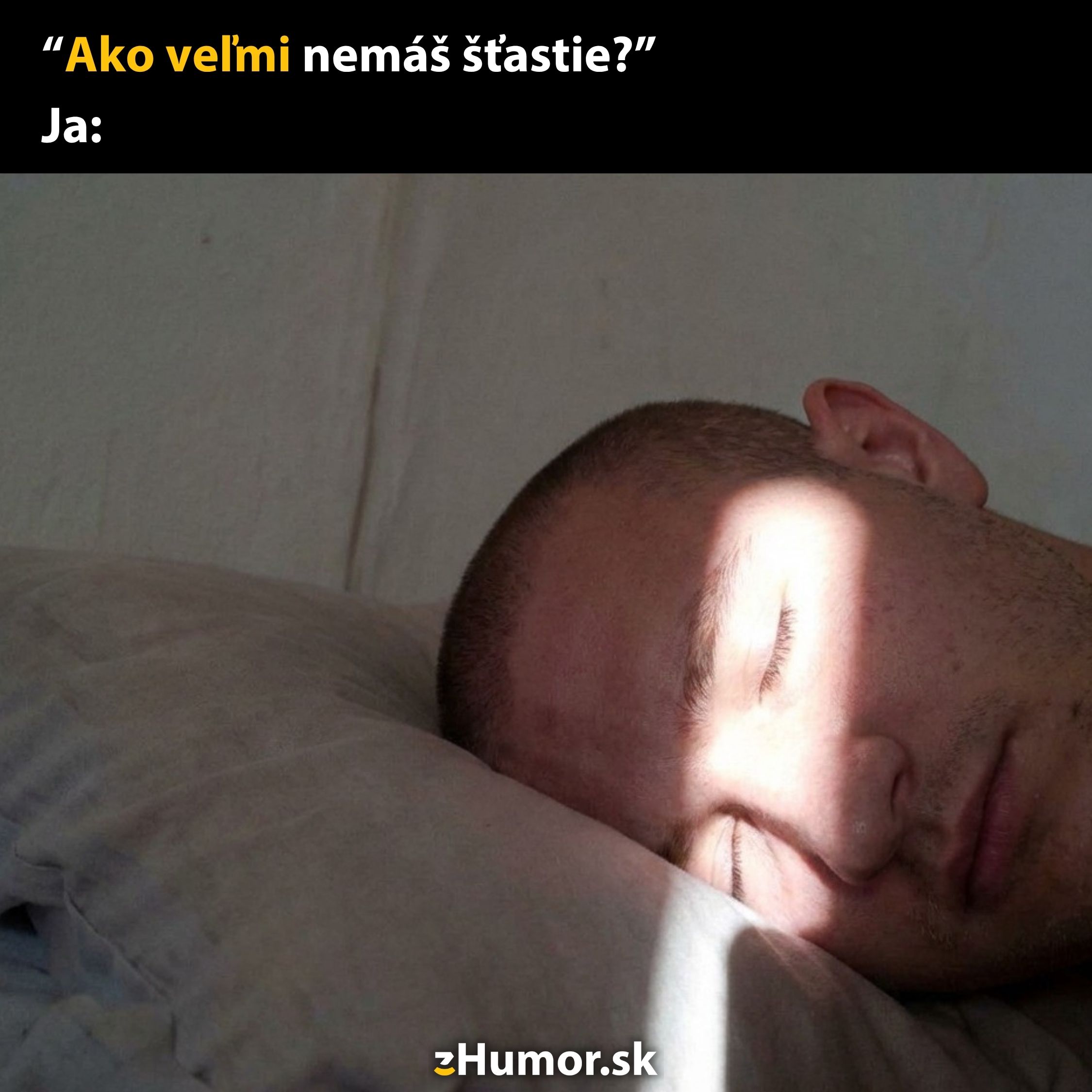 Muž spí na vankúši, pričom mu lúč svetla svieti rovno na oči. Text: Ako veľmi nemáš šťastie?