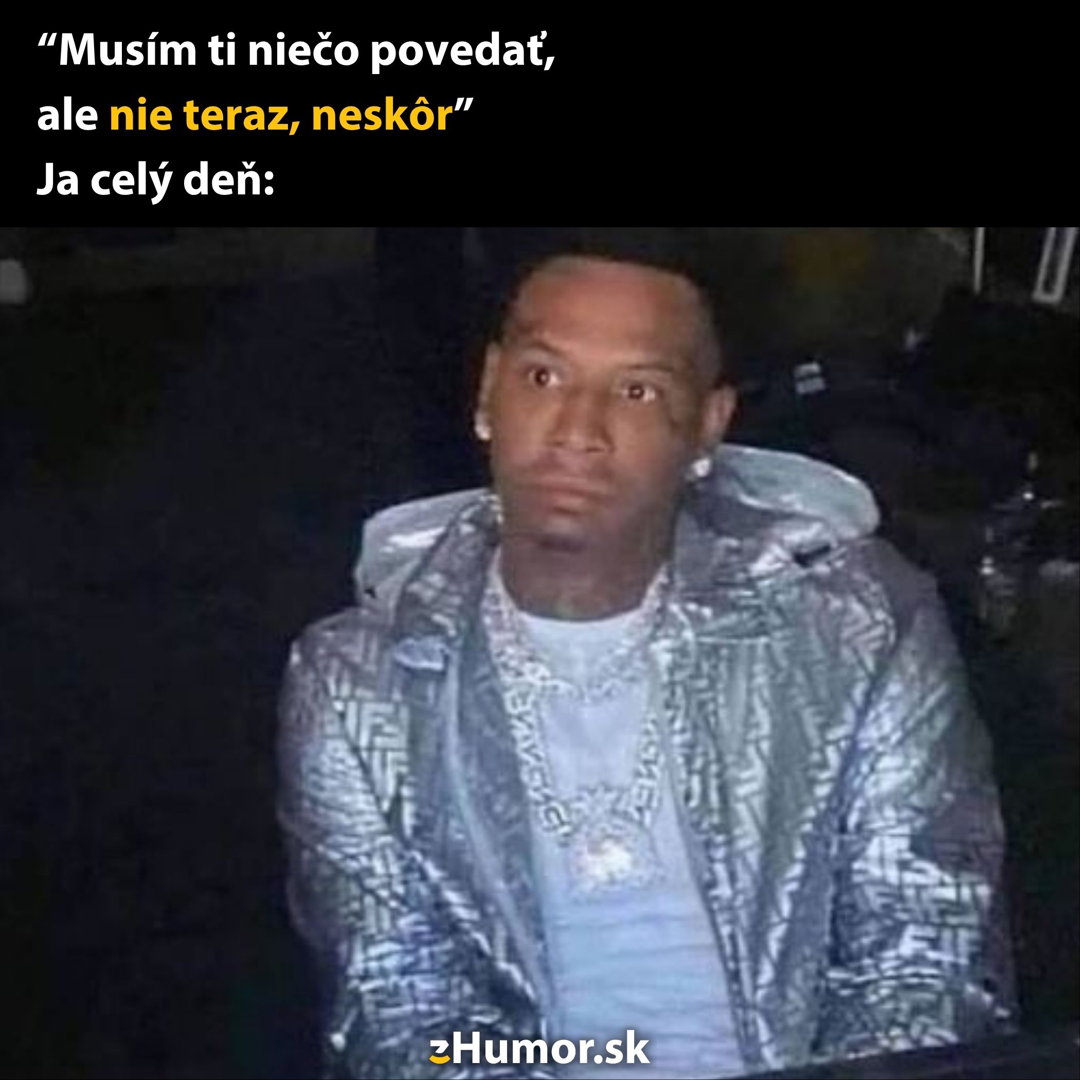 Muž s prekvapeným výrazom sedí v tme, text: Musím ti niečo povedať, ale nie teraz, neskôr.