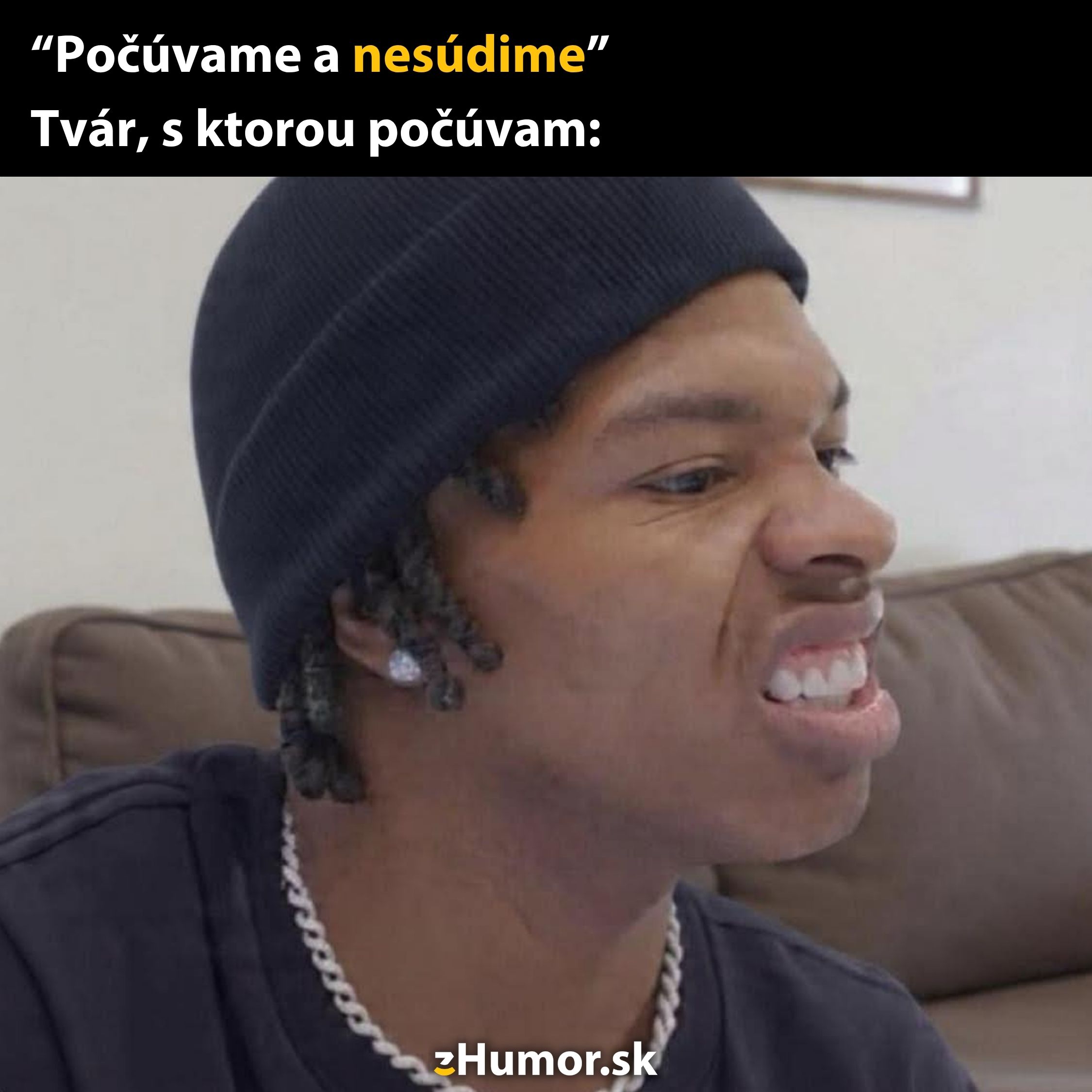 Tvár osoby, ktorá s grimasou odráža skepticizmus a pobavenie, s textom Počúvame a nesúdime.