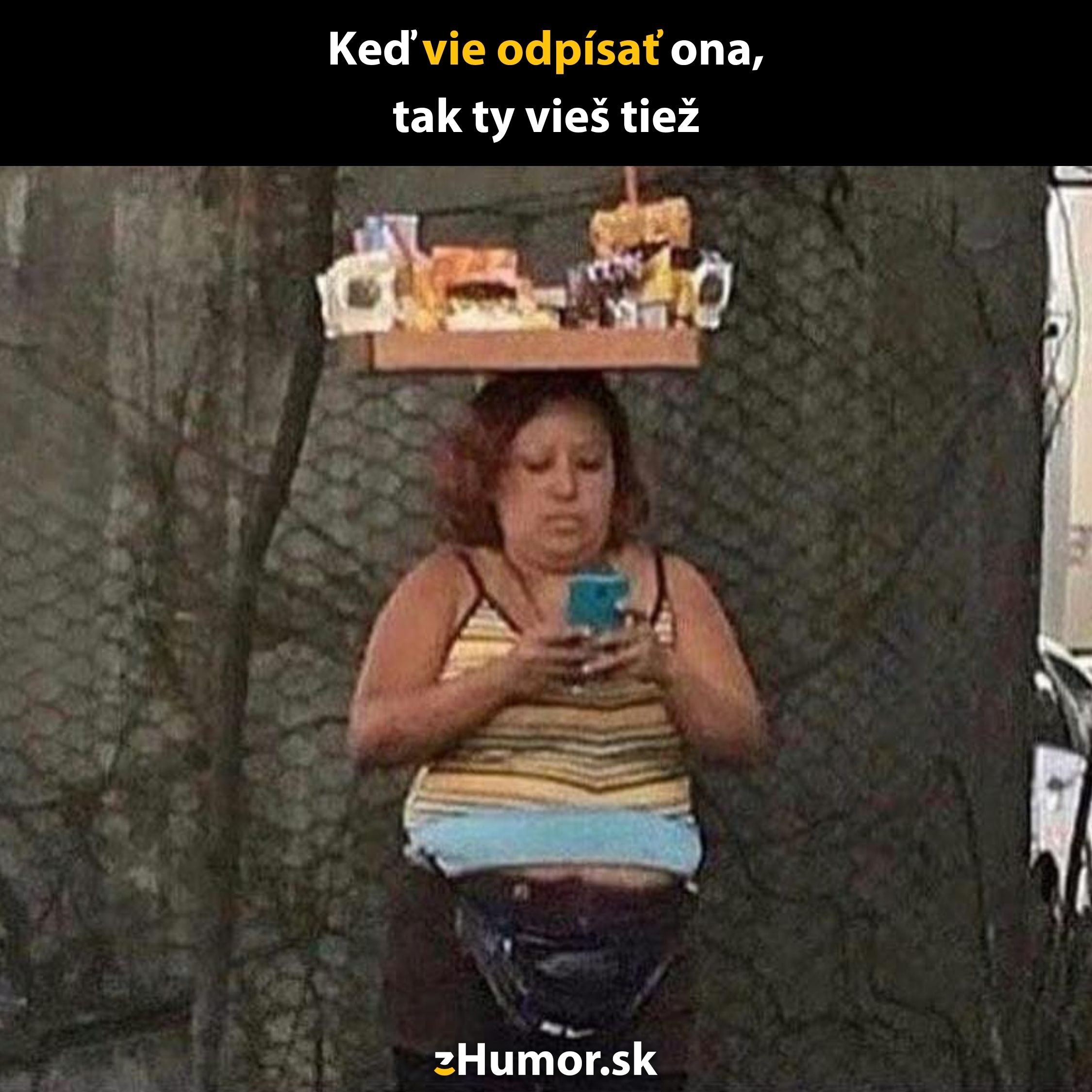 Žena s podnosom plným tovaru na hlave píše na telefóne. Text: Keď vie odpísať ona, tak ty vieš tiež.