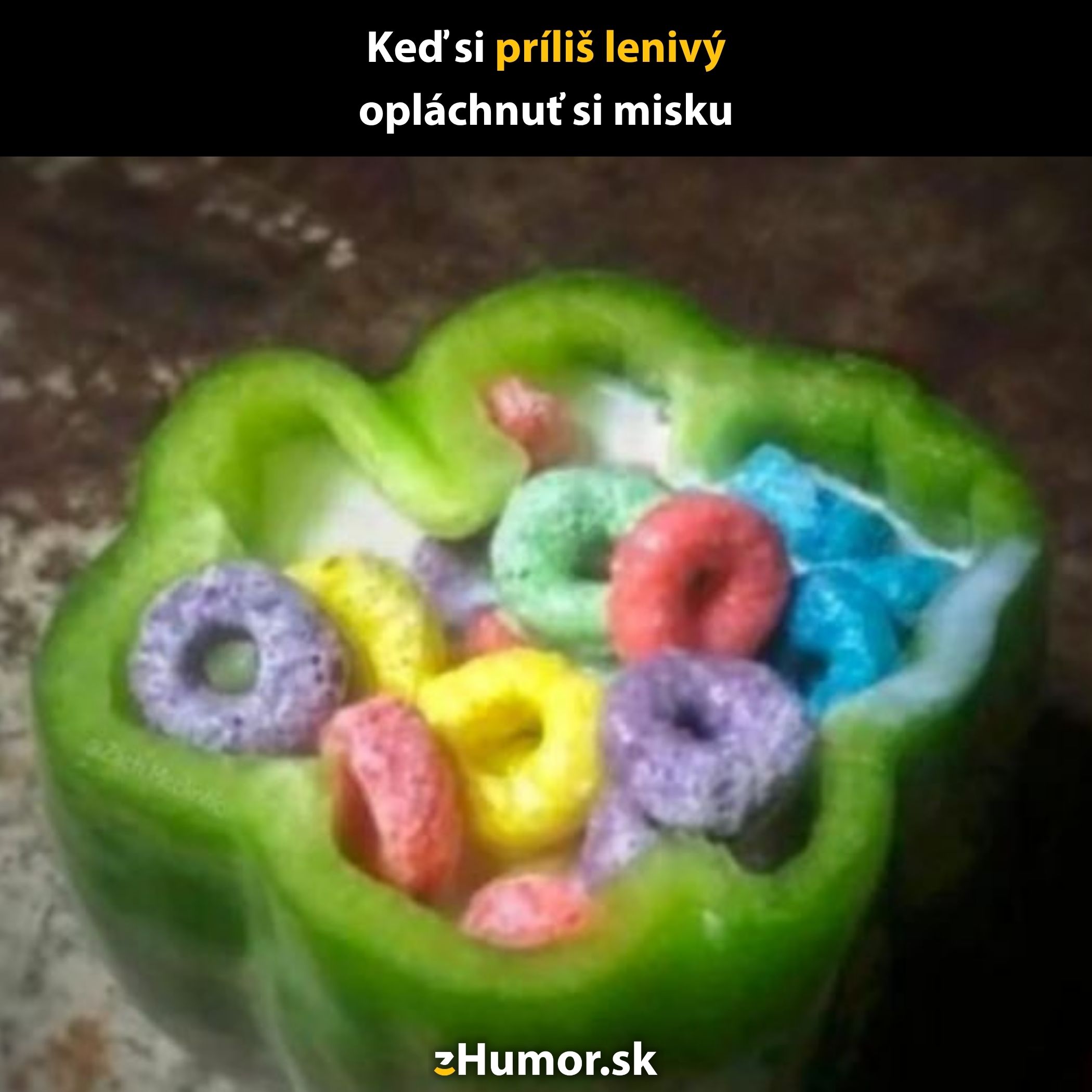 Paprika plná farebných cereálií a mlieka – netradičná miska pre raňajky.