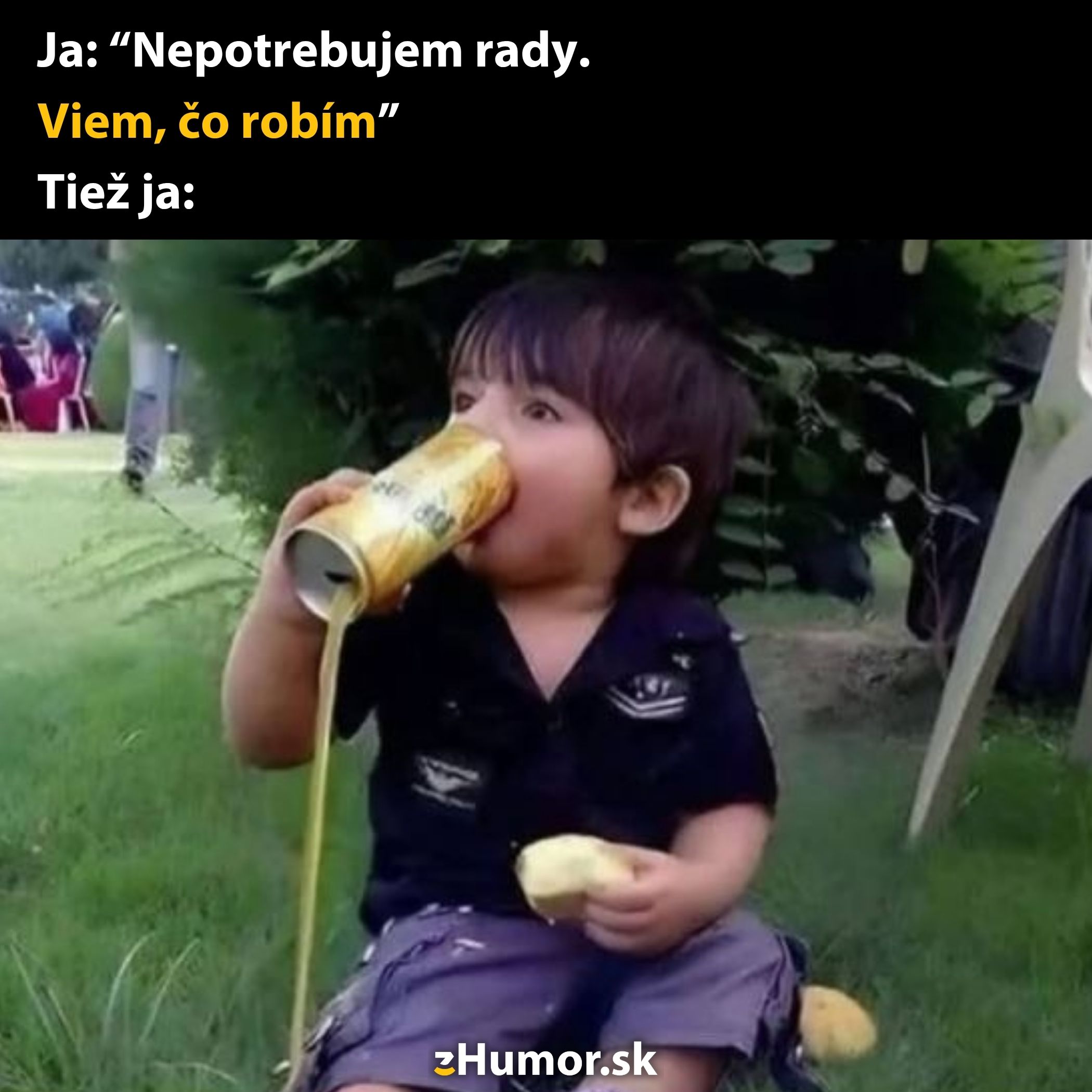 Dieťa pije nápoj z plechovky na záhrade, ale väčšina obsahu mu vyteká na tričko. Text: „Ja: Nepotrebujem rady.“