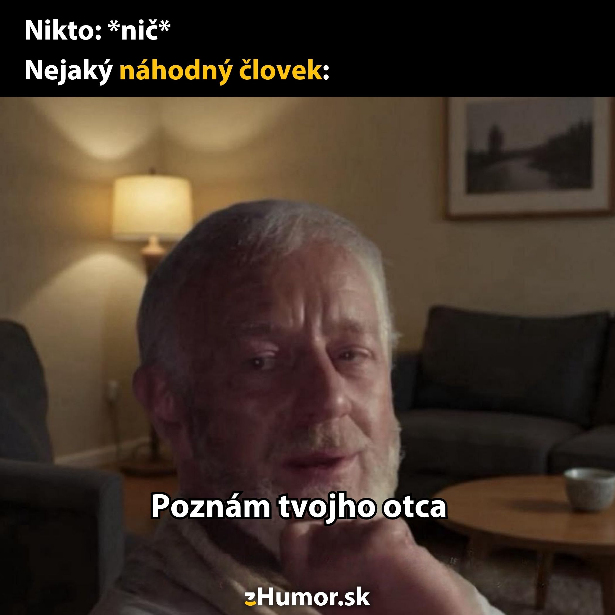 Starší muž na pohovke s textom Poznám tvojho otca – vtipná situácia s náhodným človekom v obývačke.