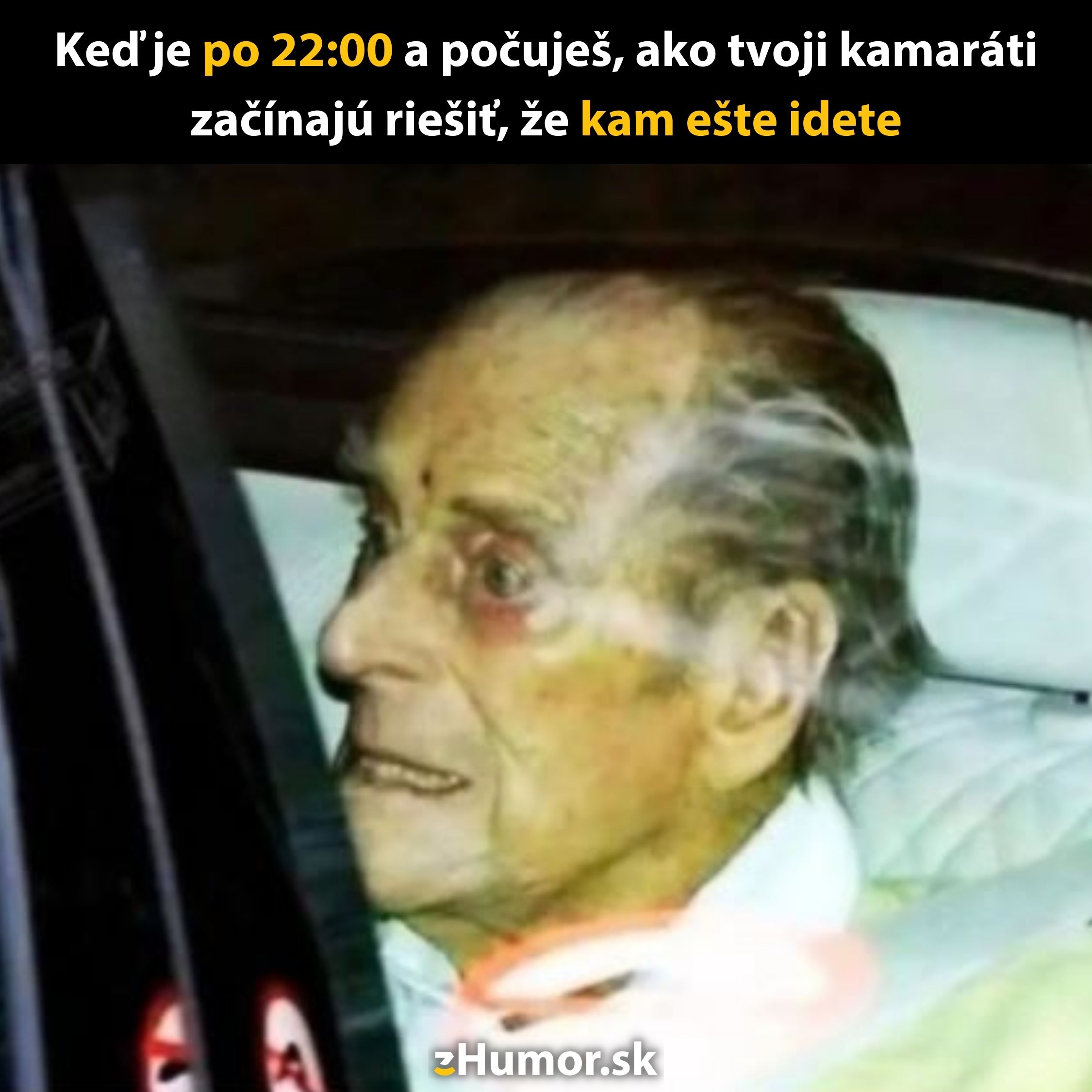 Starec prekvapený diskutovaním kamarátov o ďalších plánoch po 22:00, vtipný moment na večernej ceste.