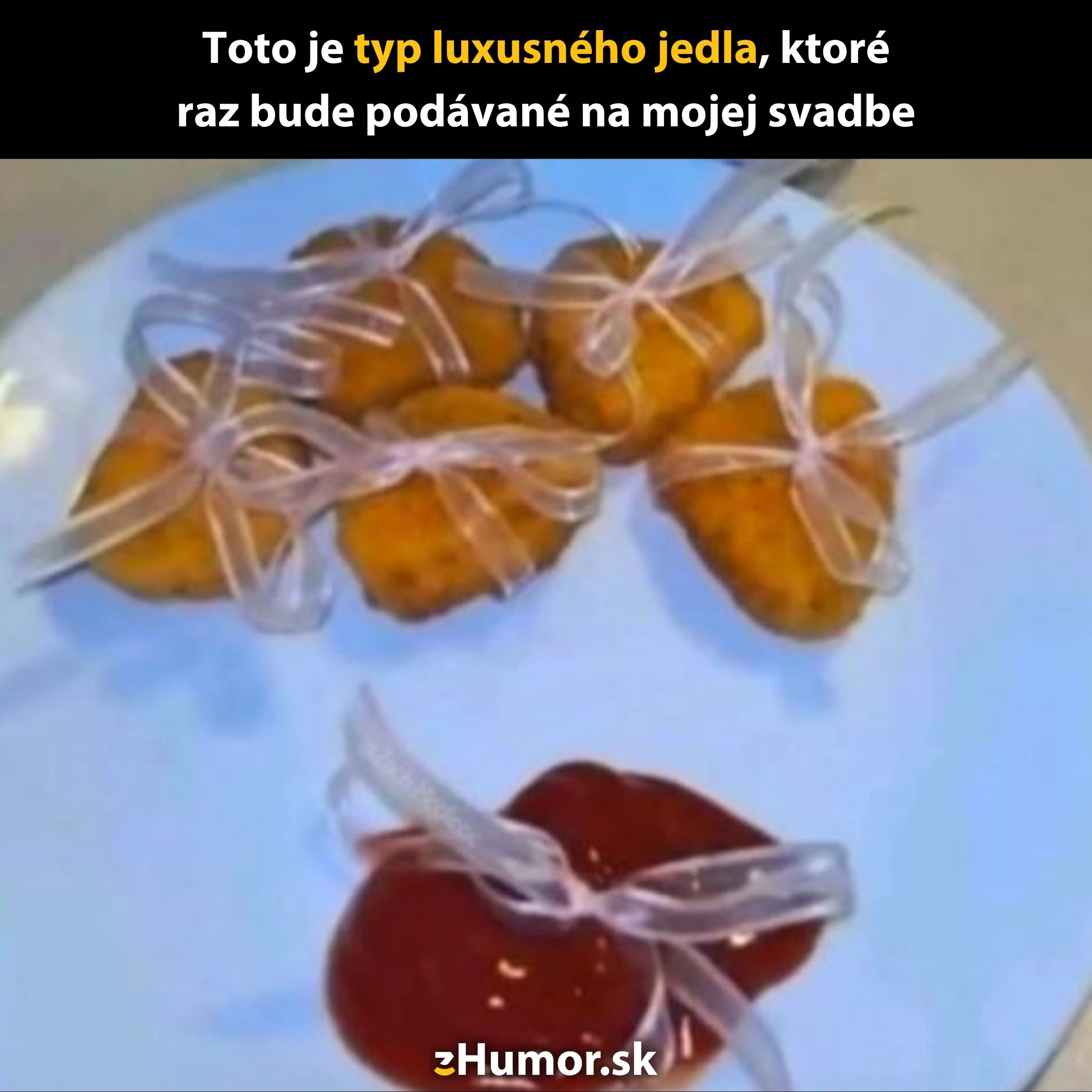Kuracie nugetky s mašličkami na tanieri s omáčkou, humorný záber.