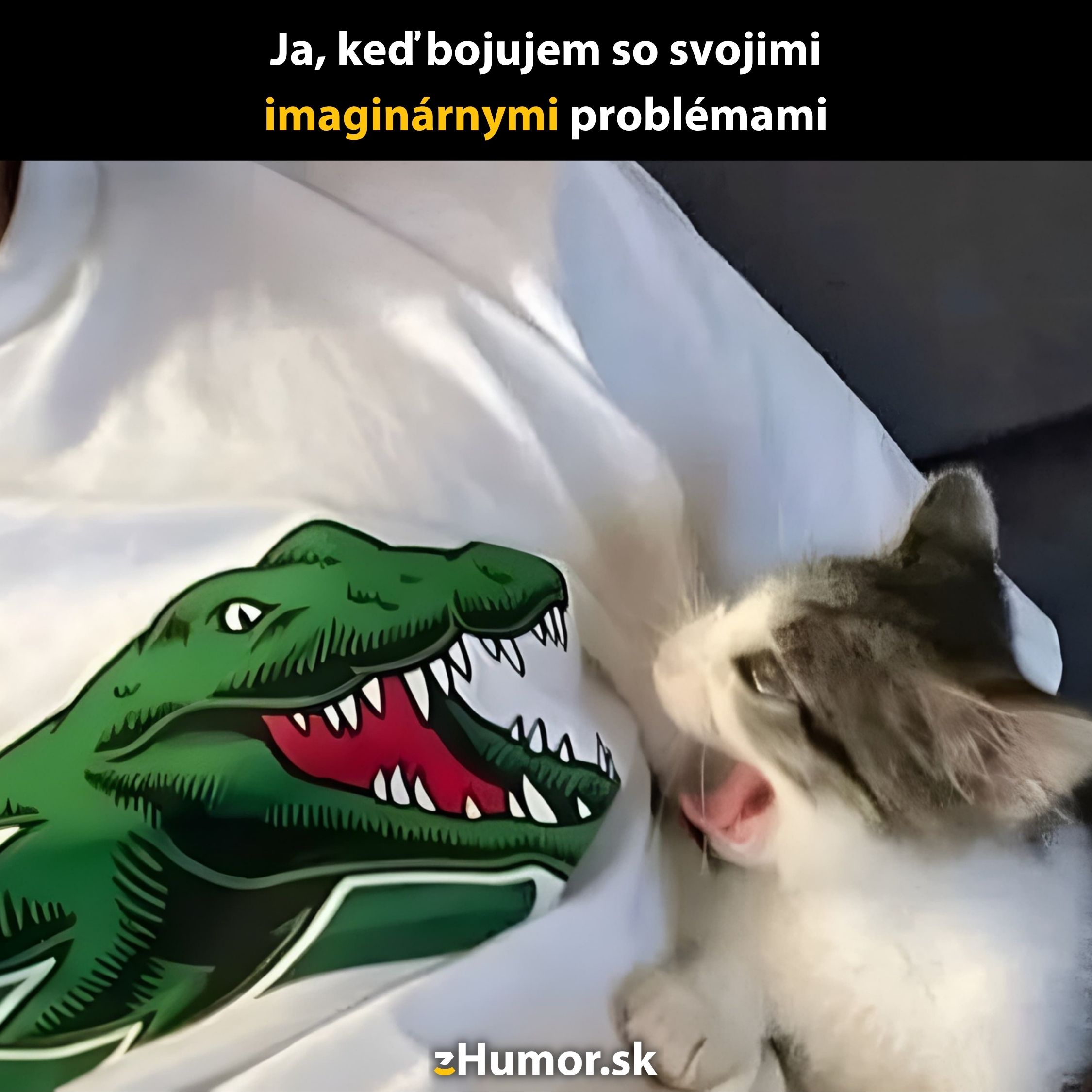 Mačka kričí na tričko s dinosaura, obrázok znázorňuje vtipný boj s imaginárnymi problémami.