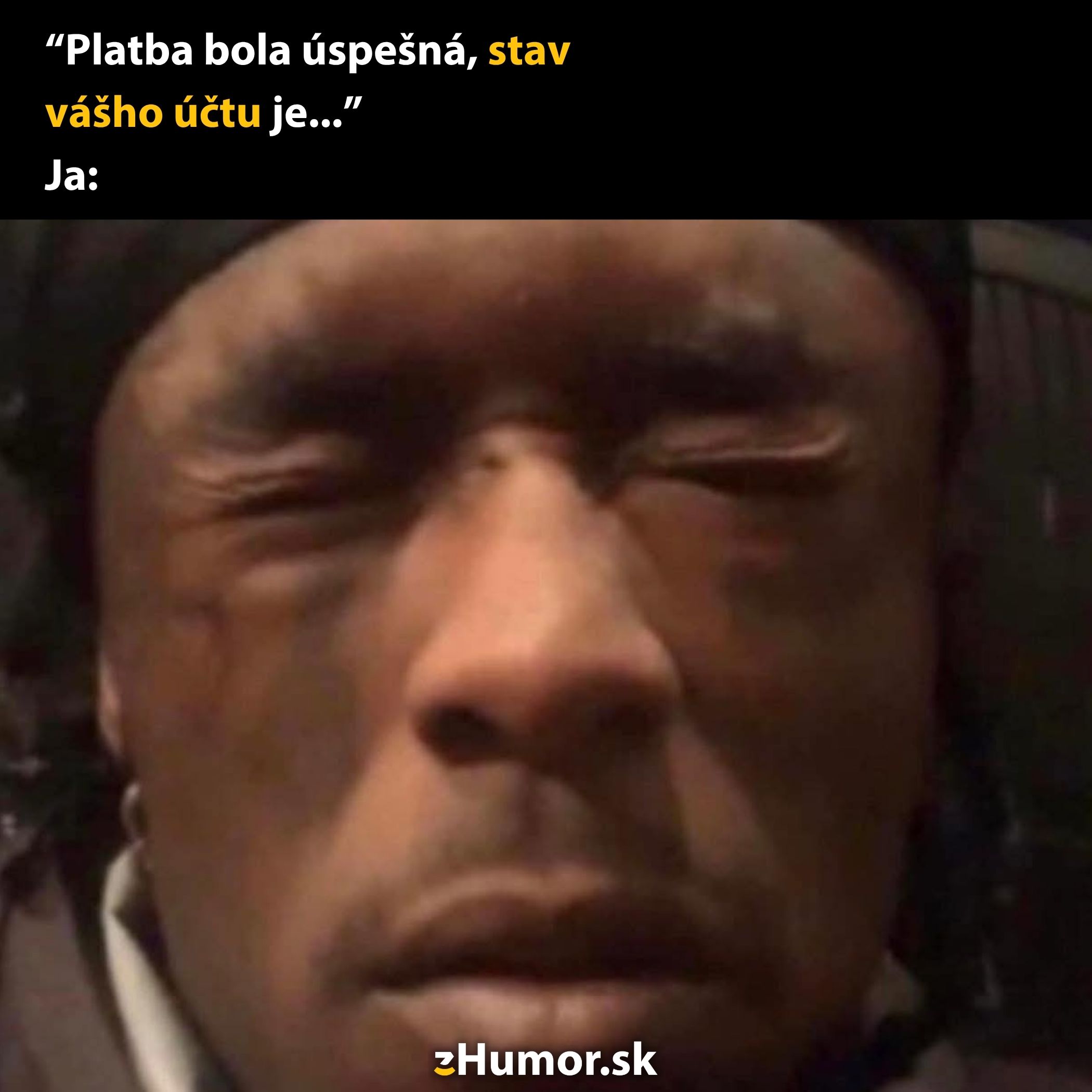 Osoba žmúriaca oči s humorným textom o kontrole stavu účtu po úspešnej platbe.