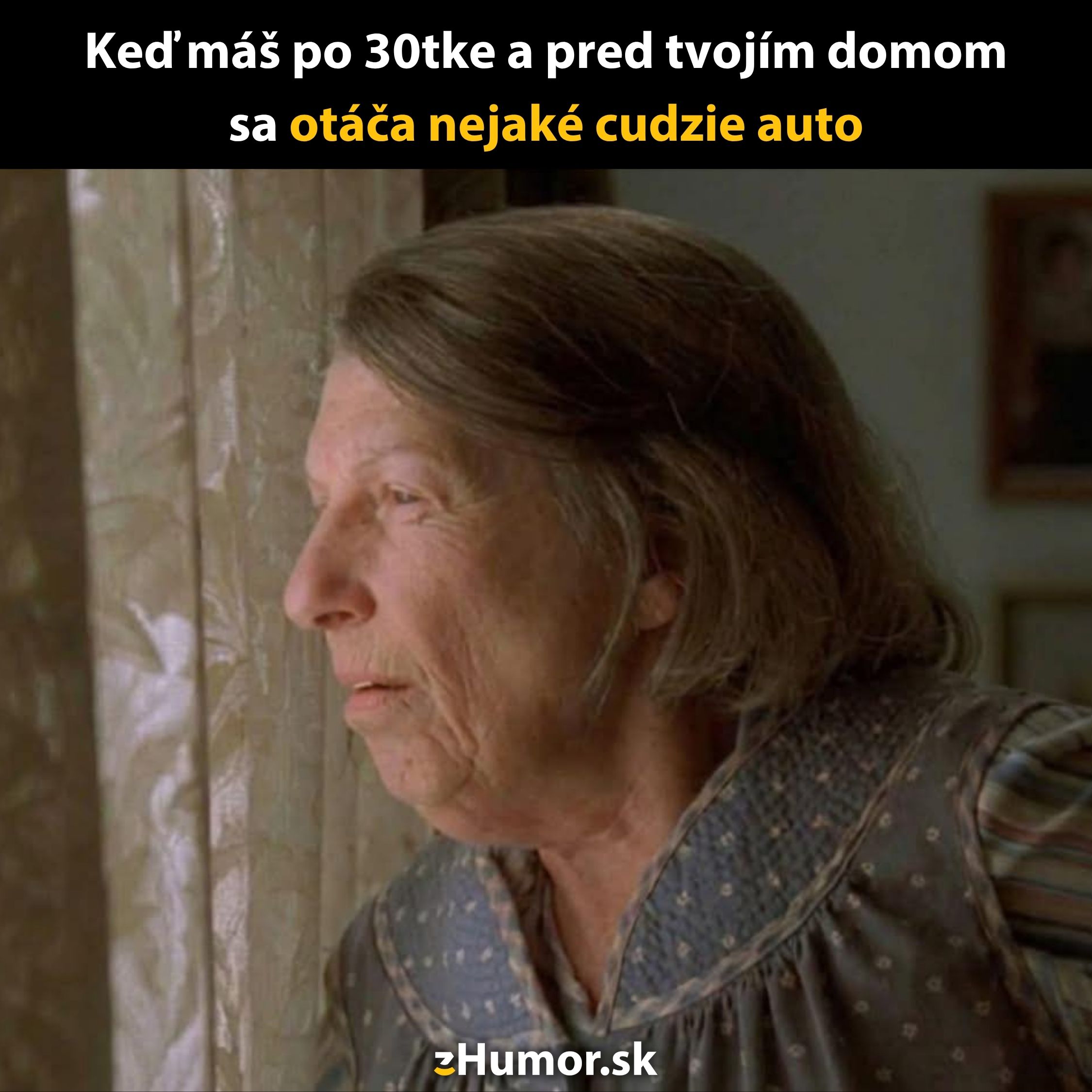 Žena pozerajúca von oknom s textom: Keď máš po 30tke a pred domom sa otáča cudzie auto.