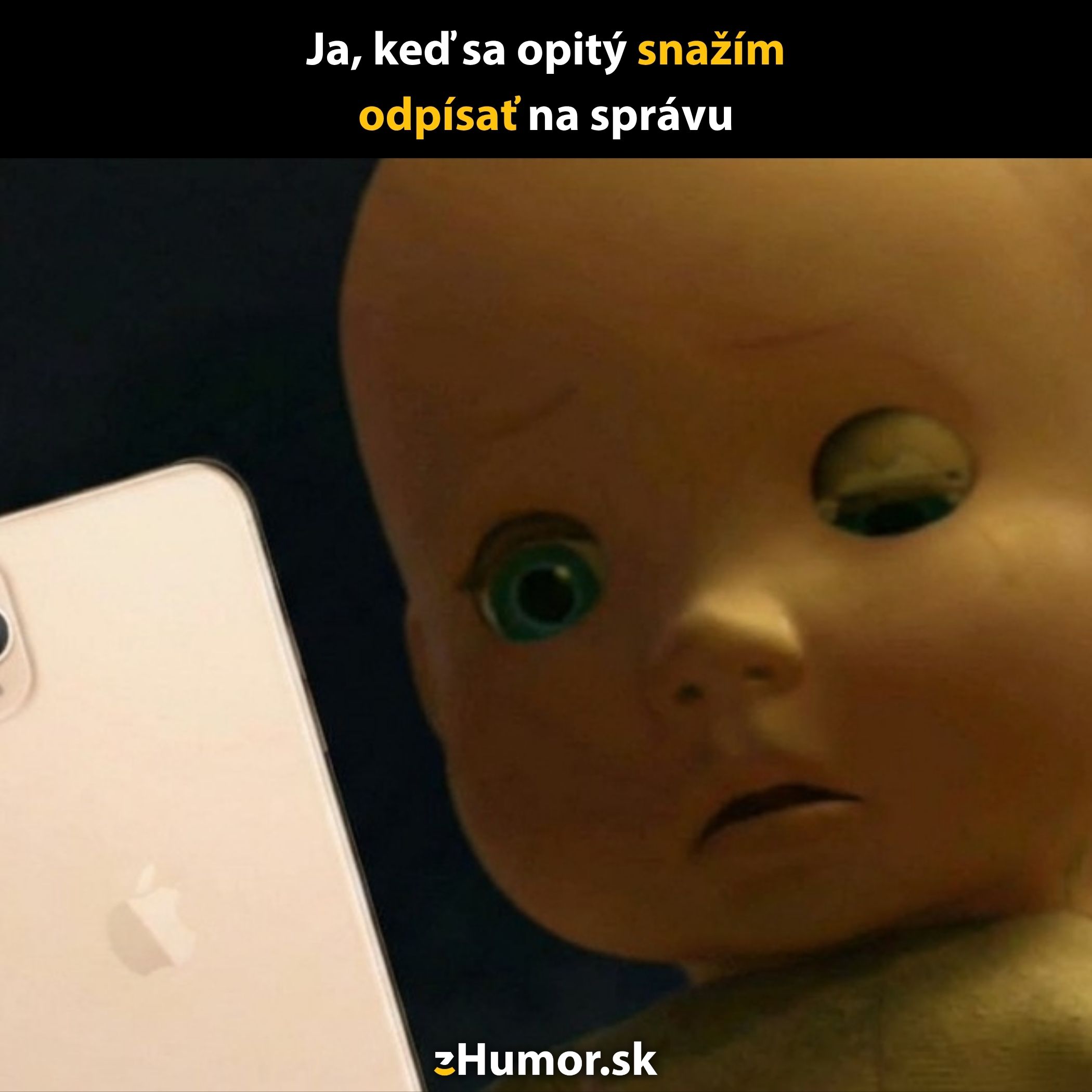 Opitá bábika s telefónom v ruke snažiaca sa odpísať na správu, s pobaveným výrazom.