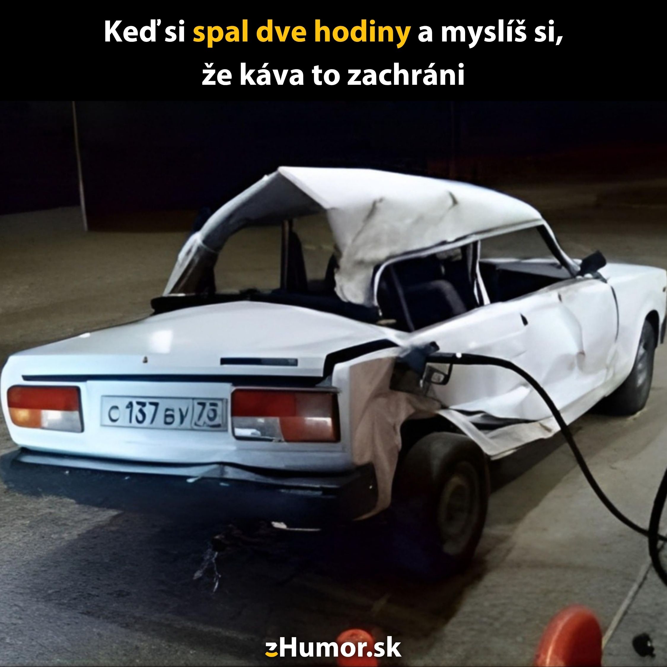 Ošarpané auto nabúrane pri benzínovej stanici. Text: Keď si spal dve hodiny a myslíš si, že káva to zachráni.