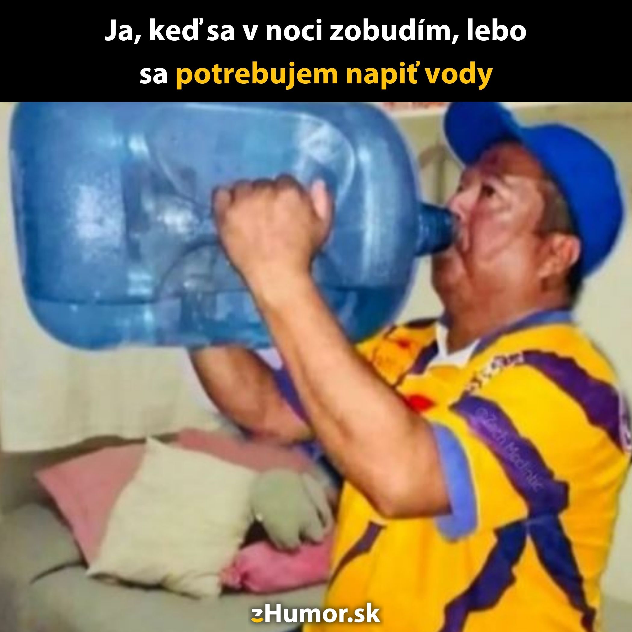 Muž pije vodu z veľkej nádoby vtipne ilustrujúc nočnú smäd. Tex je Ja, keď sa v noci zobudím, lebo sa potrebujem napiť vody.