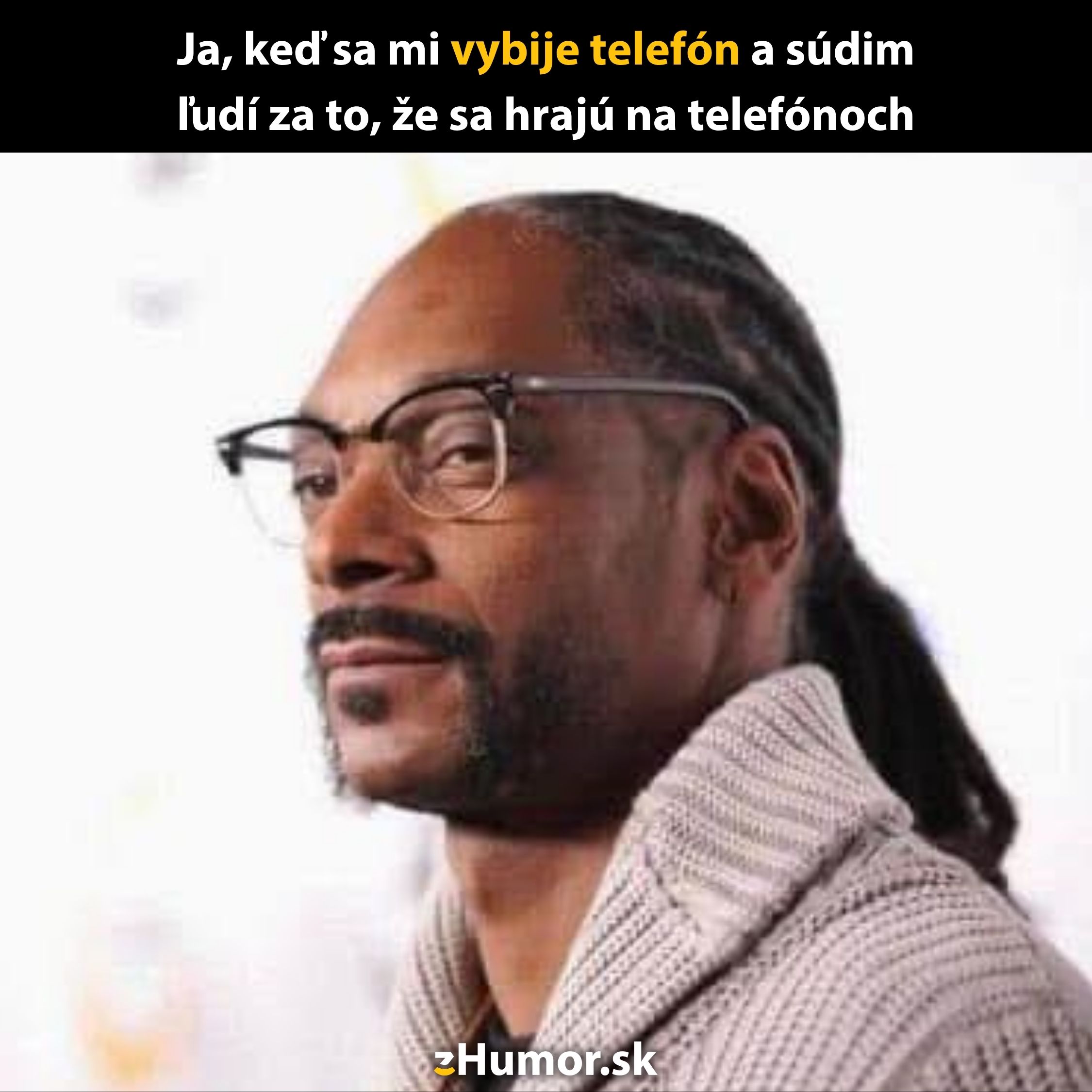 Osoba s kravatou a okuliarmi, nadpis vtipu o vybitej batérii na Humoru s úsmevom.
