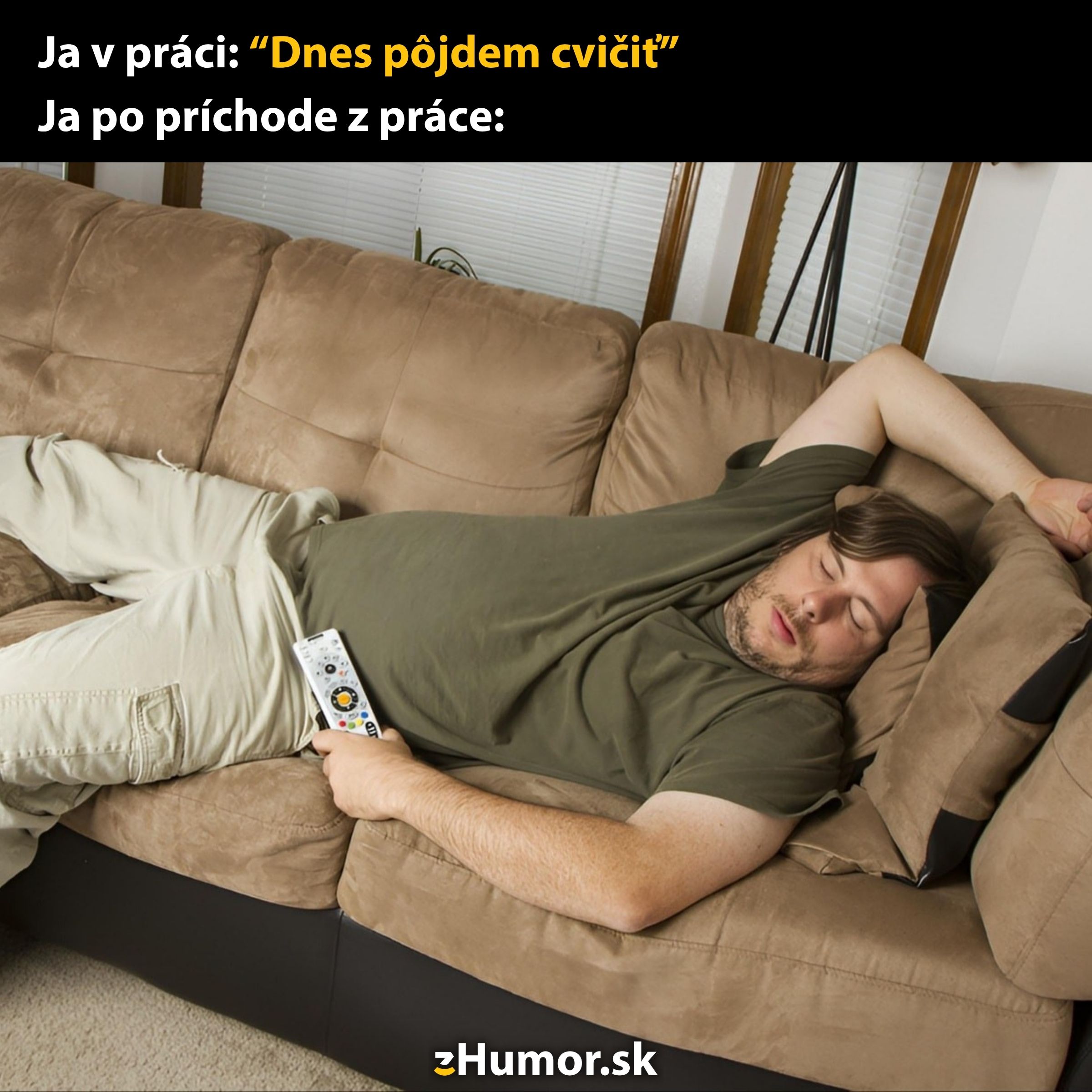 Muž spí na pohovke s ovládačom v ruke, miesto plánovaného cvičenia po práci.