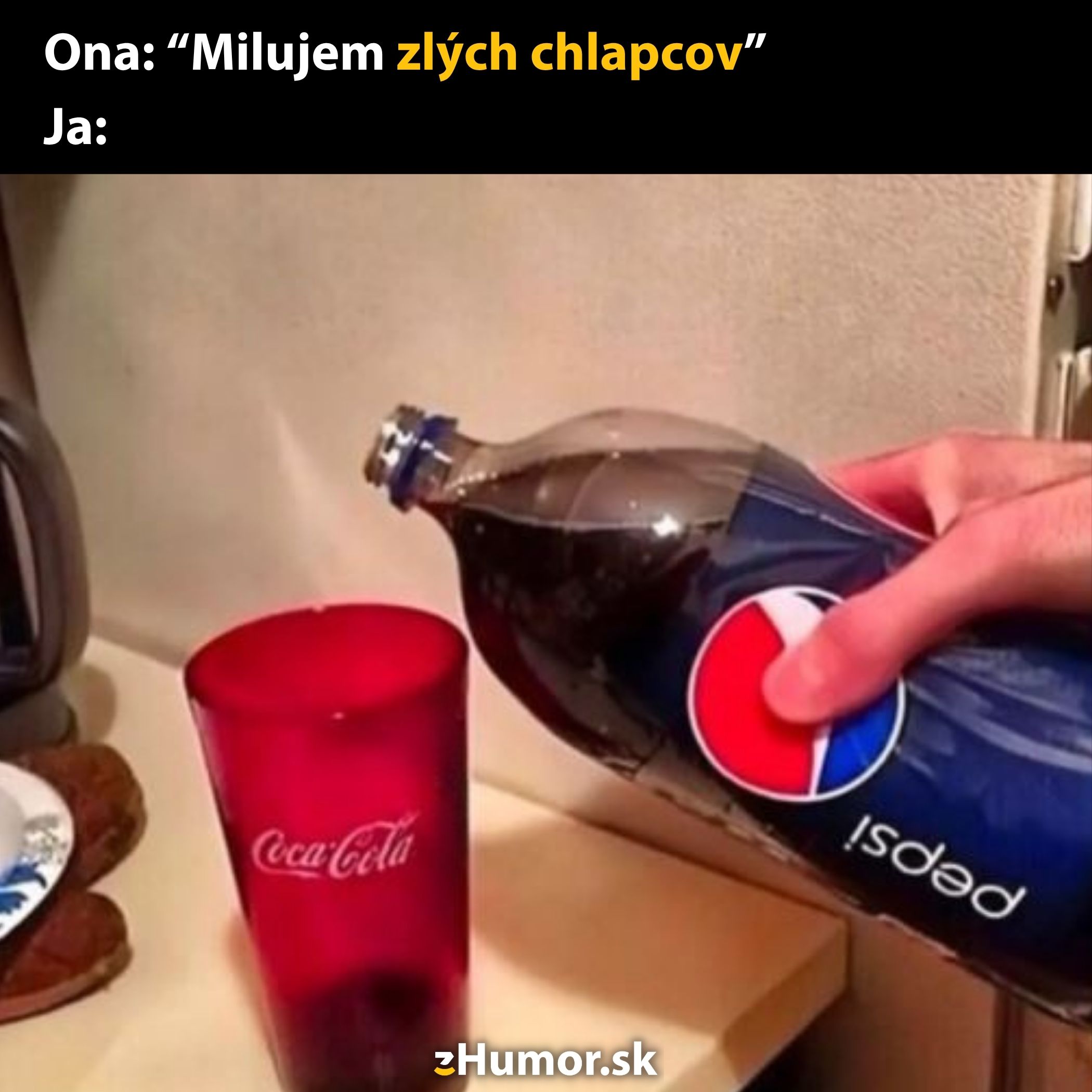 Osoba nalieva Pepsi do pohára s logom Coca-Cola, humorná paródia na zlých chlapcov.