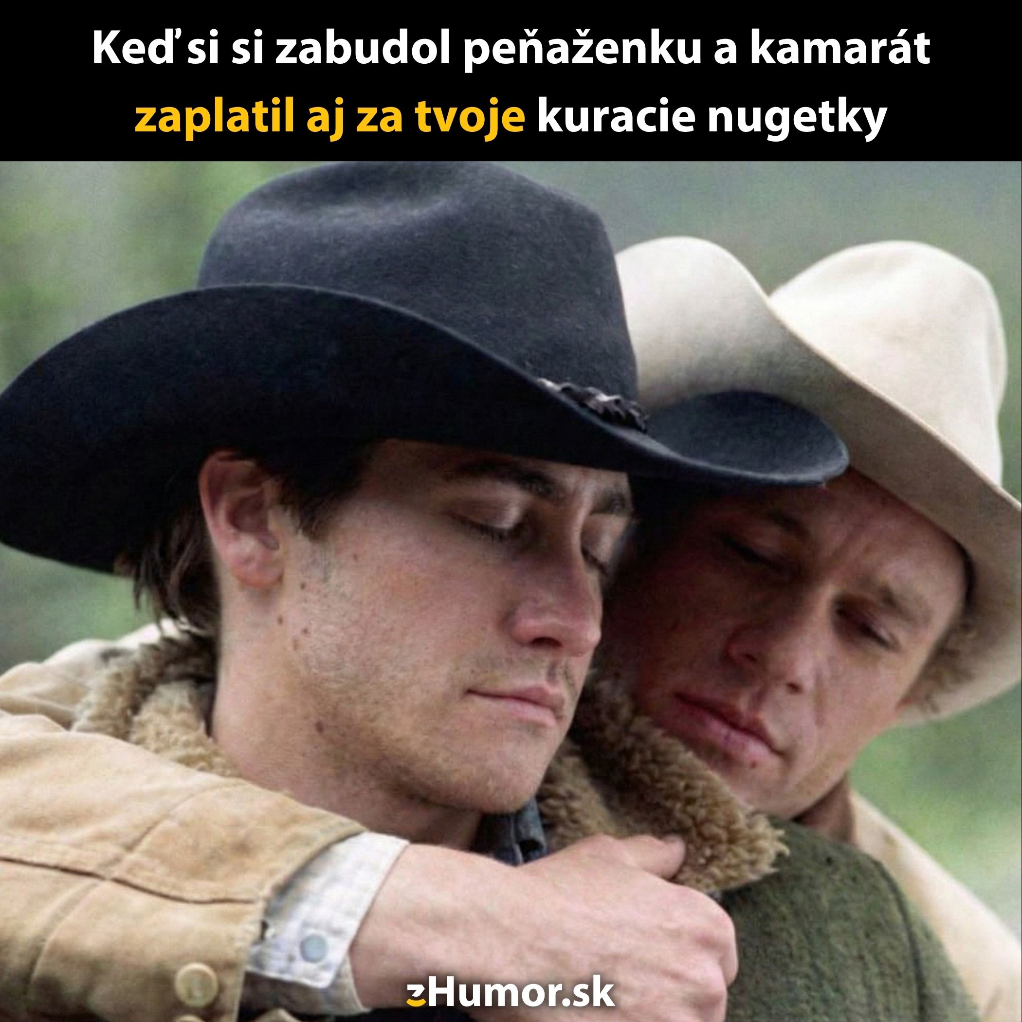 Dvaja muži v klobúkoch, jeden objíma druhého. Text hovorí o zabudnutej peňaženke a zaplatení za kuracie nugetky.