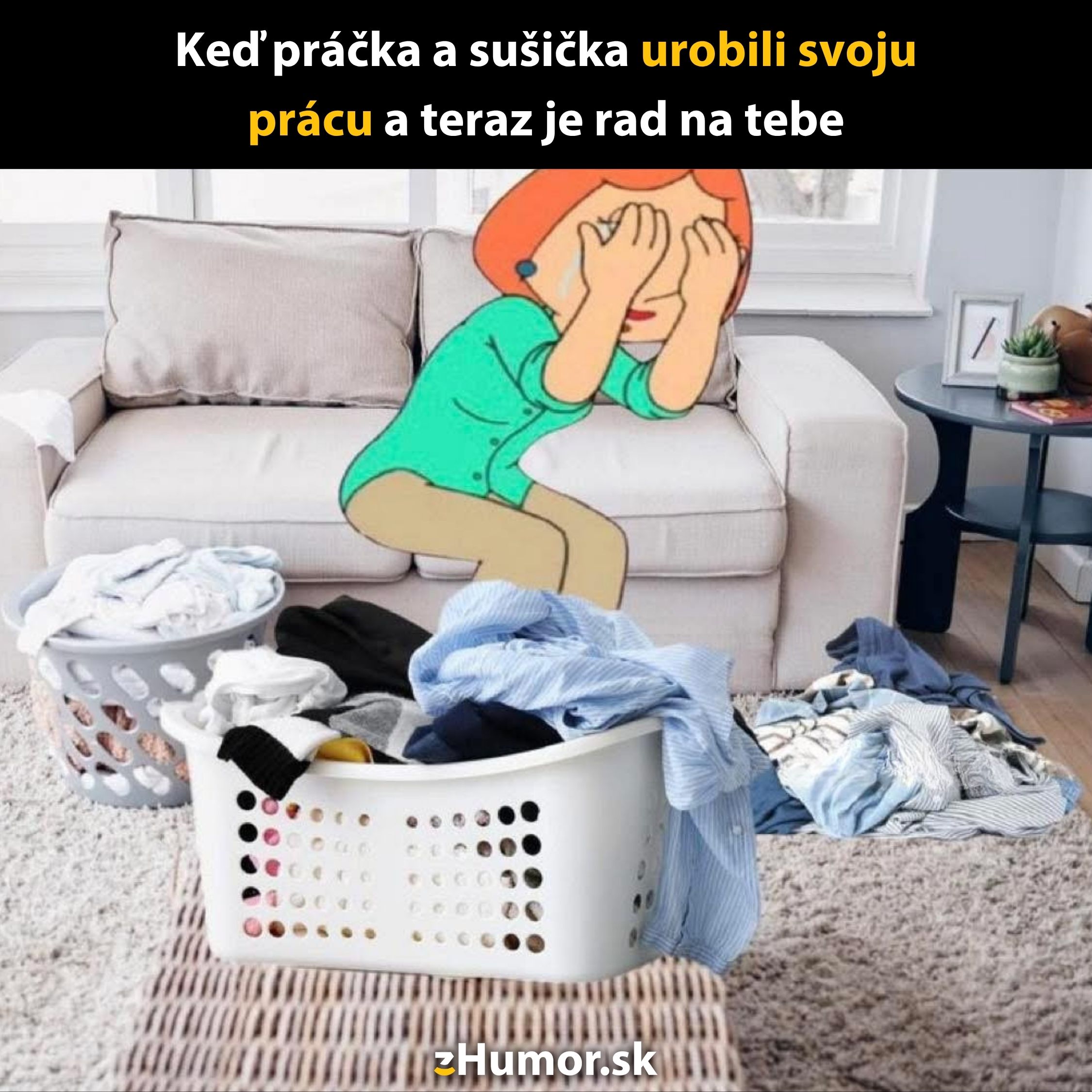 Žena s rukami na tvári pred kôšmi plnými bielizne na skladanie v obývačke.