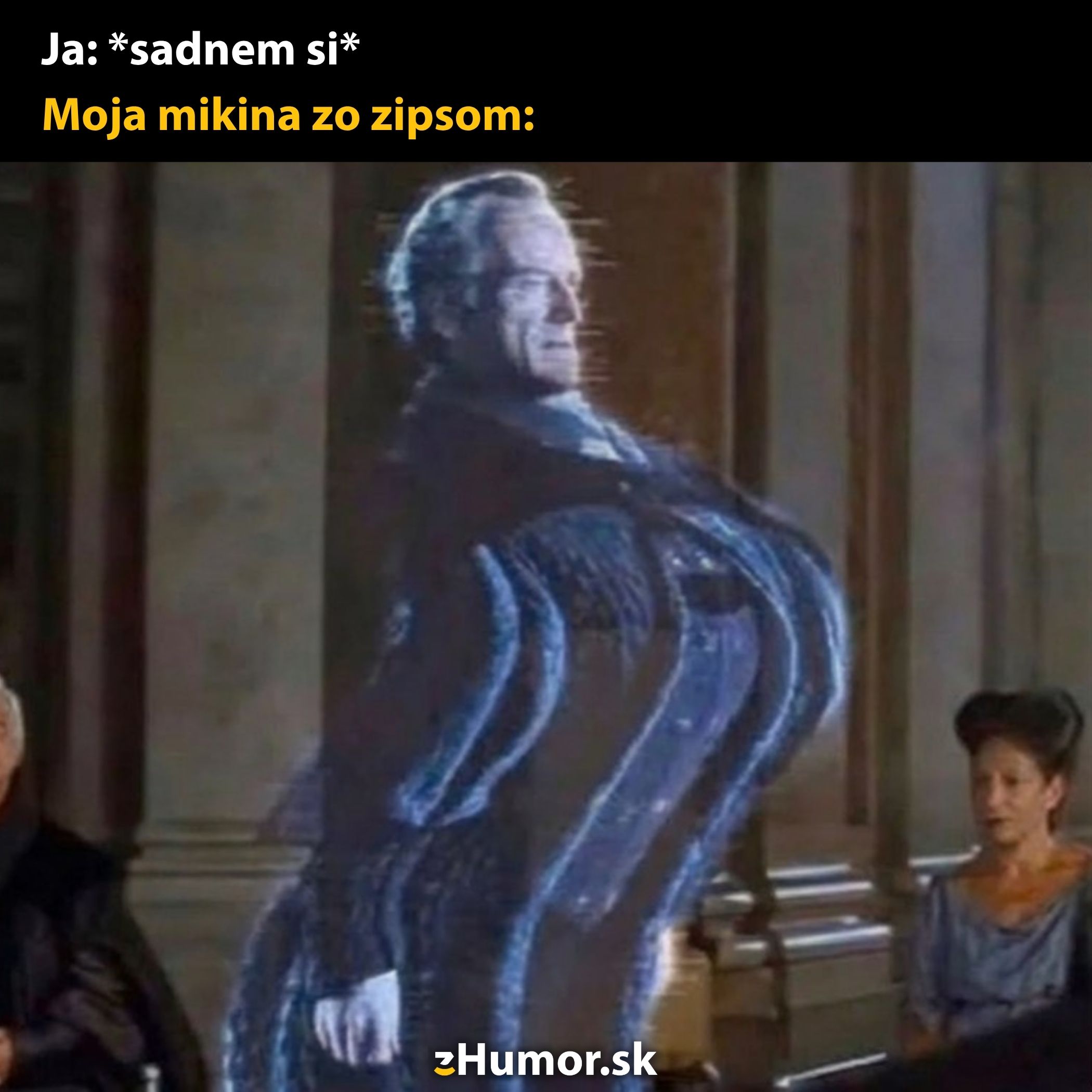 Osoba vo filme s efektom skresleného obrazu. Text obrázku: Ja: *sadnem si* Moja mikina so zipsom: