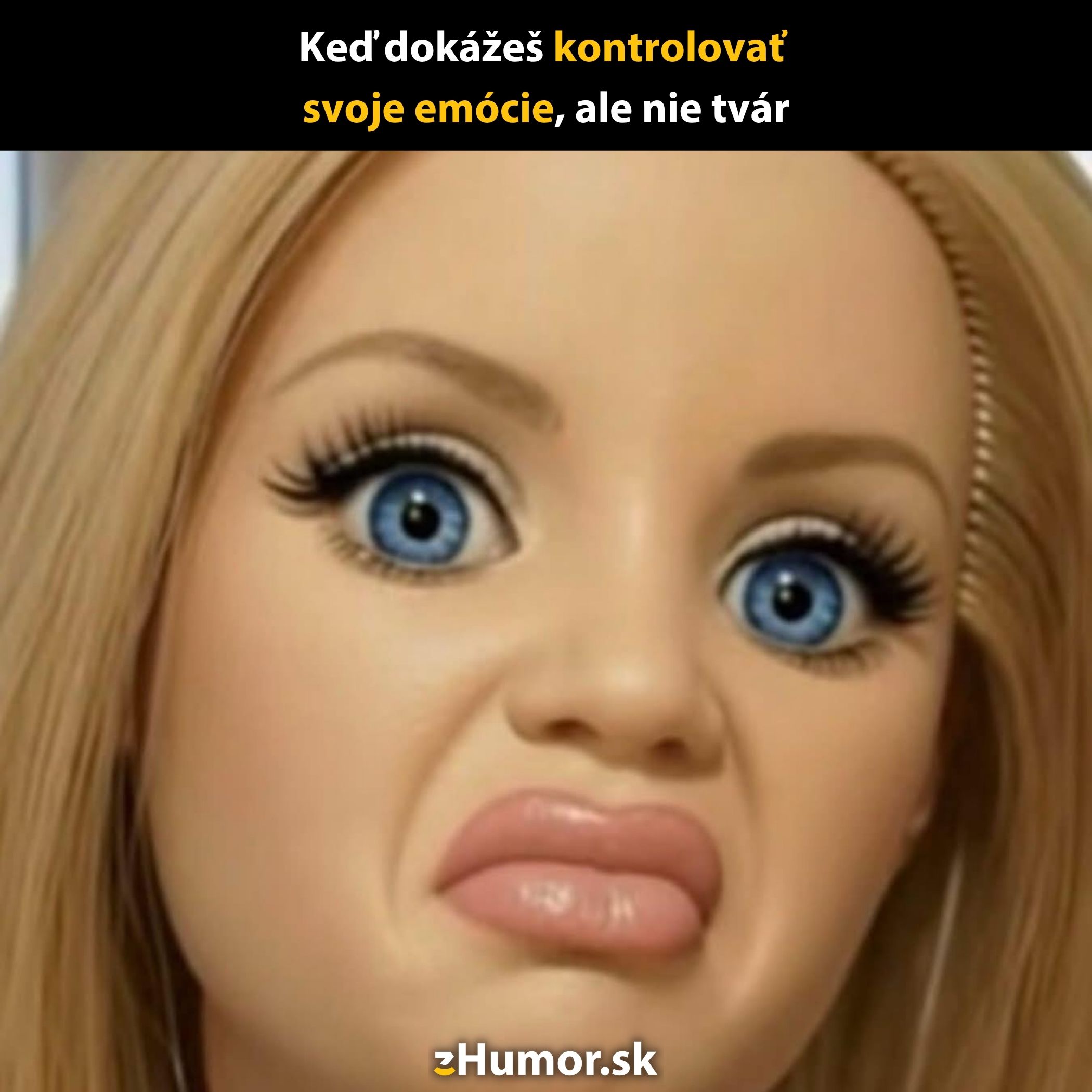 Bábika s vyčarovaným skeptickým výrazom tváre, zvýraznené čierne riasy a modré oči, neschopnosť skryť emócie.