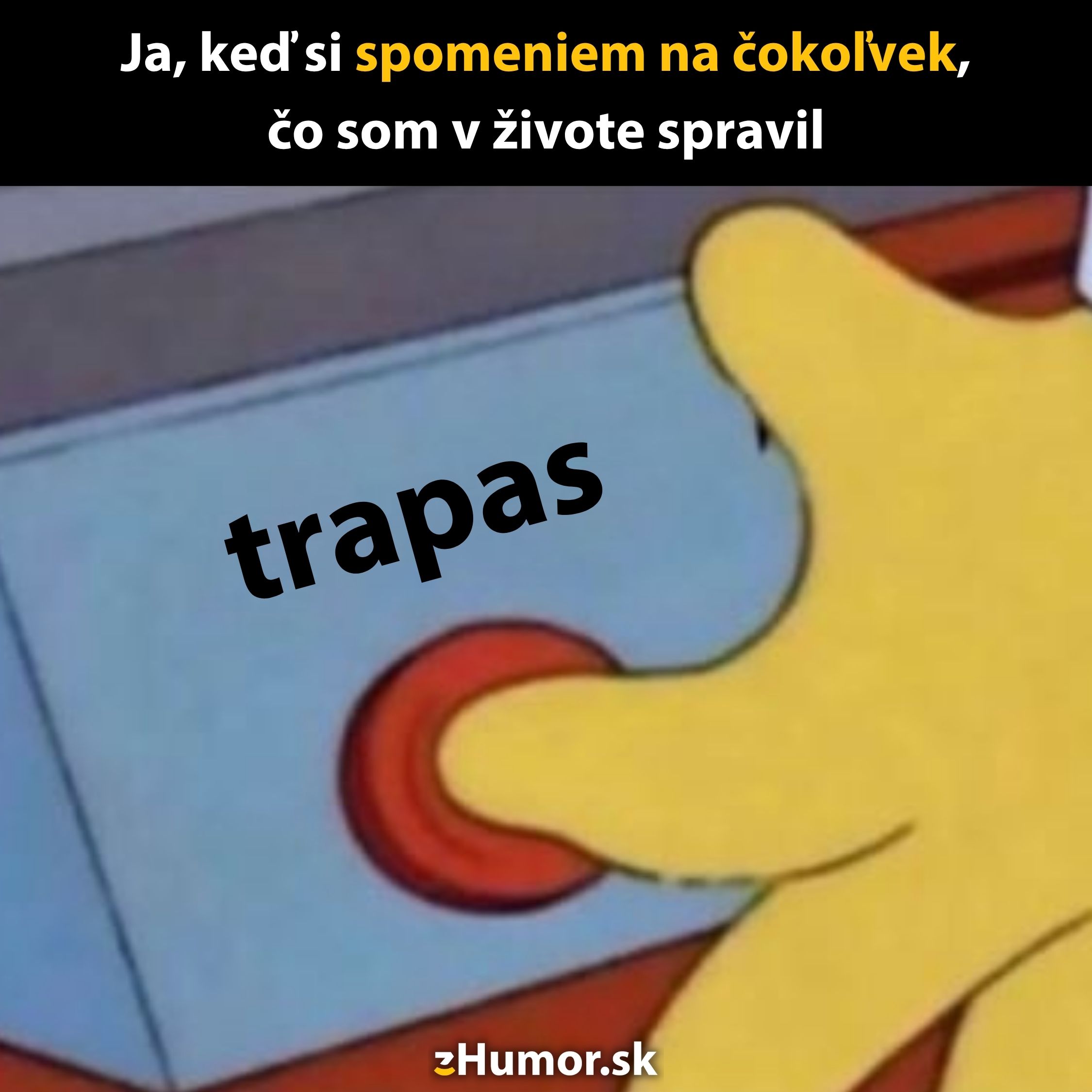 Ruka stláča červené tlačidlo s nápisom trapas, pripomínajúce trápne momenty zo života.