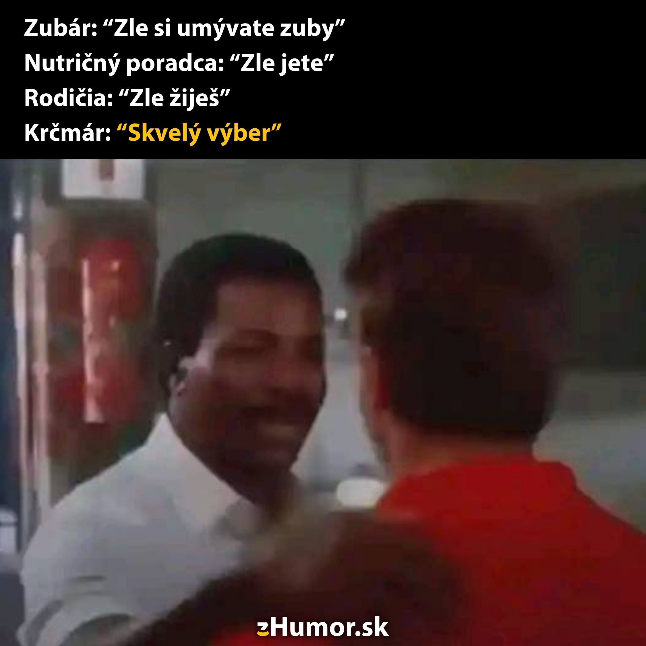 Dva muži sa smejú v scéne z filmu, nadpisy s vtipným porovnaním medzi krčmárom a inými odborníkmi.