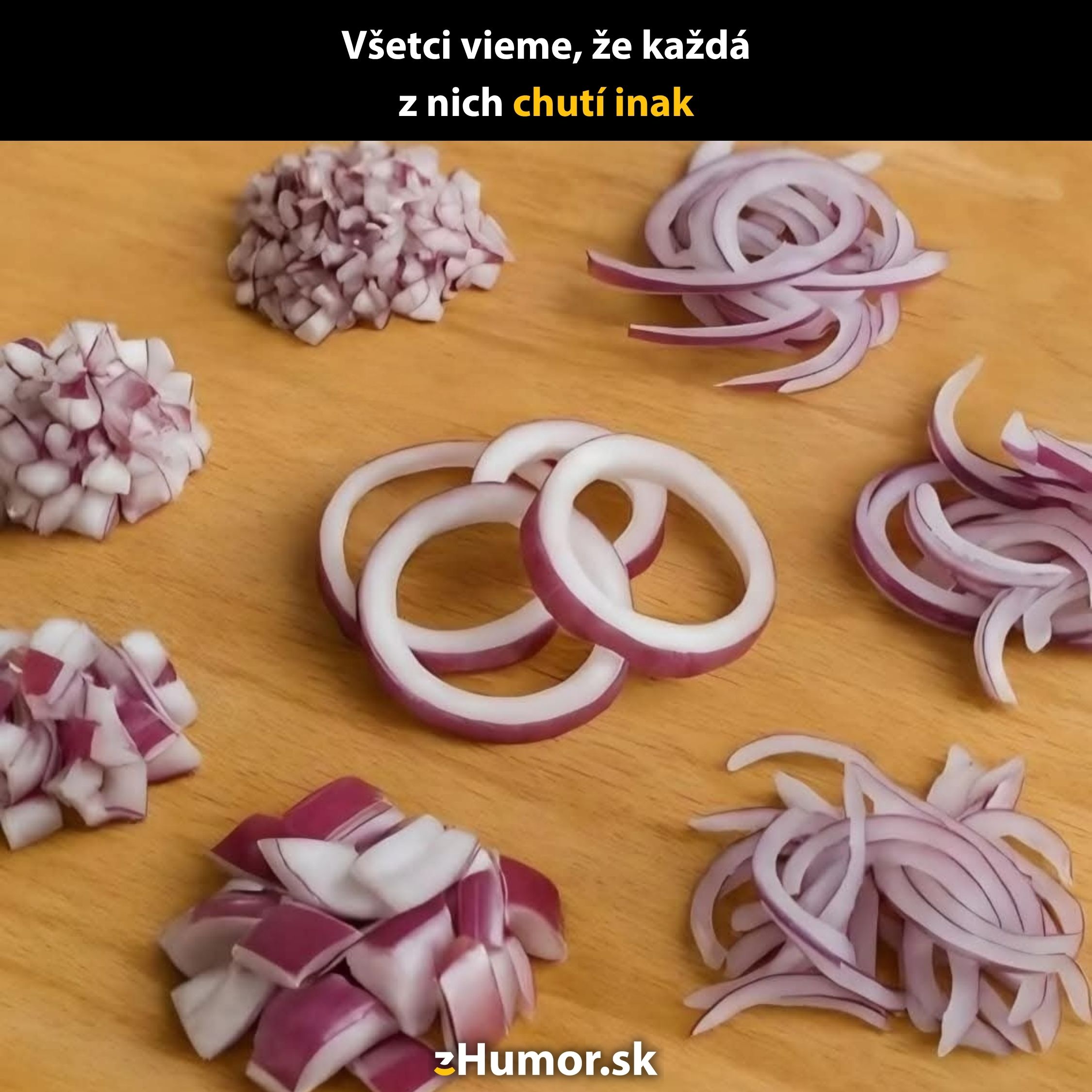 Rôzne spôsoby krájania červenej cibule na drevenej doske: na kocky, kolieska a prúžky.