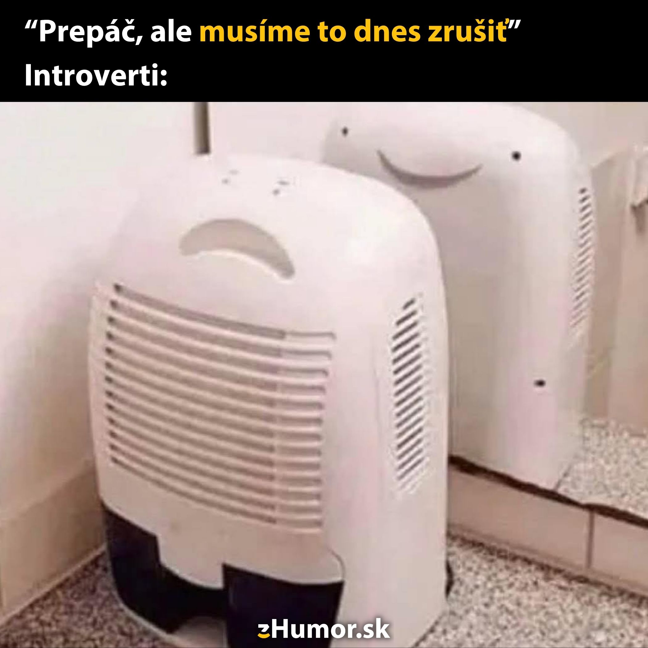 Odvlhčovač s výrazmi tváre v zrkadle, ilustrujúci reakciu introvertov na zrušenie plánov.