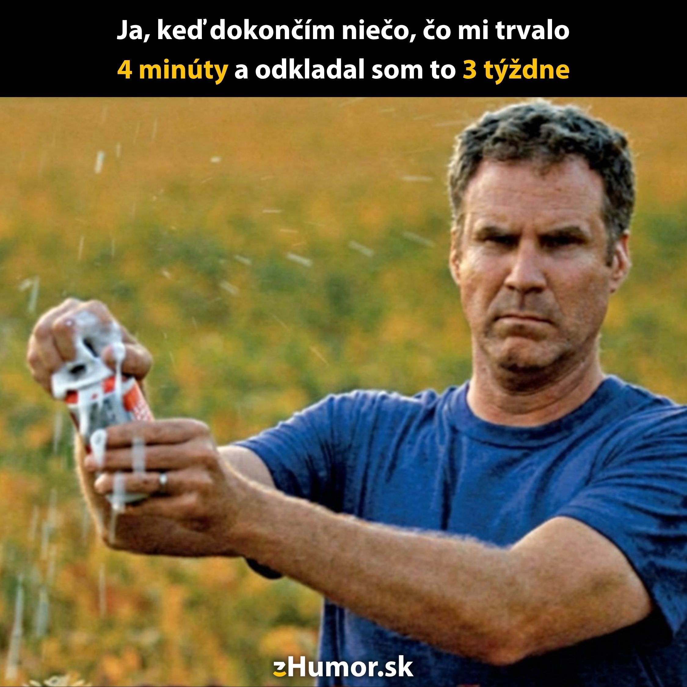 Muž triumfálne otvára plechovku piva na poli s vtipným popisom o prokrastinácii a rýchlom dokončení úlohy.