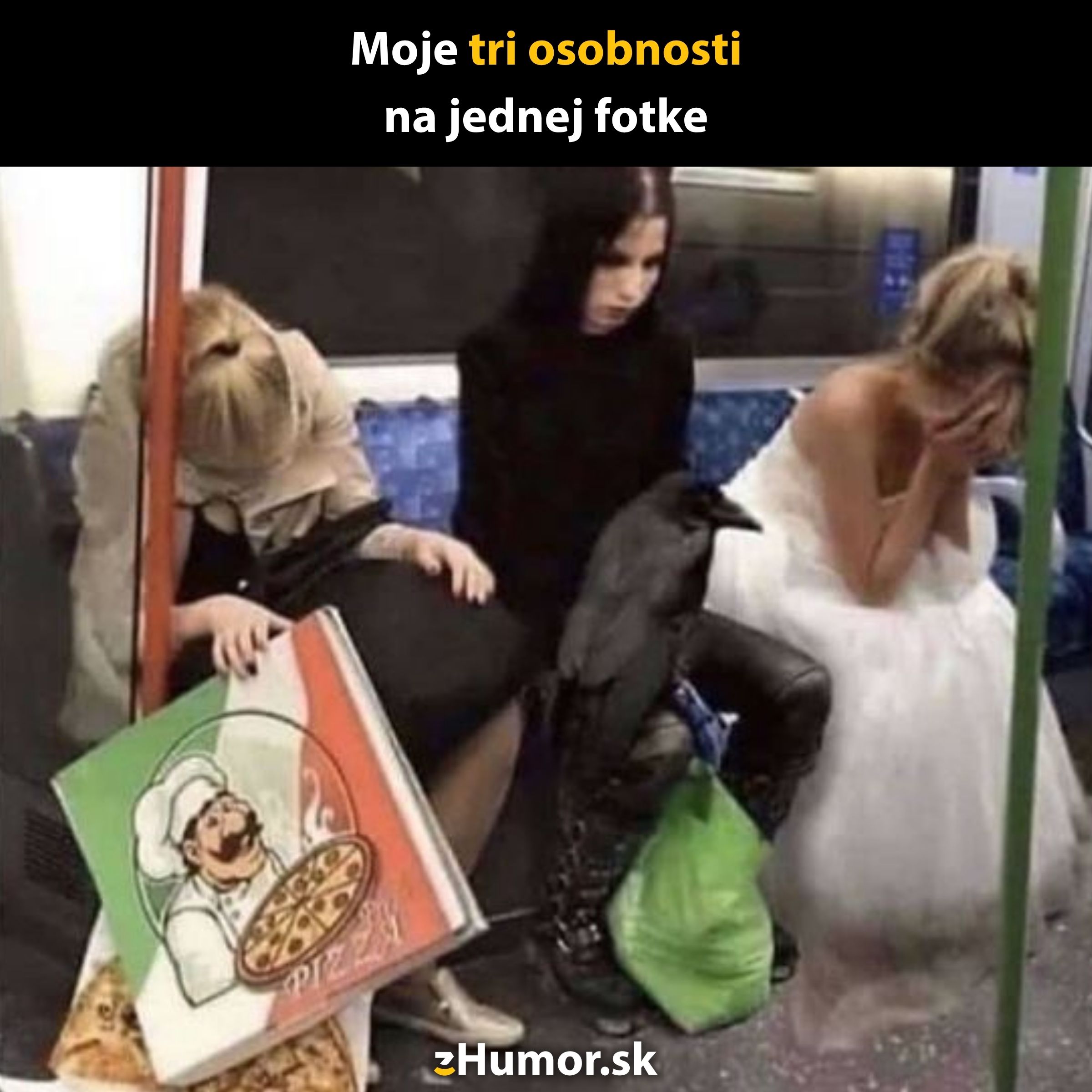 Tri ženy na metro sedadle: každá v inom outfit, s pizzou, čiernym oblečením a v šatách. Na kolene vrana.