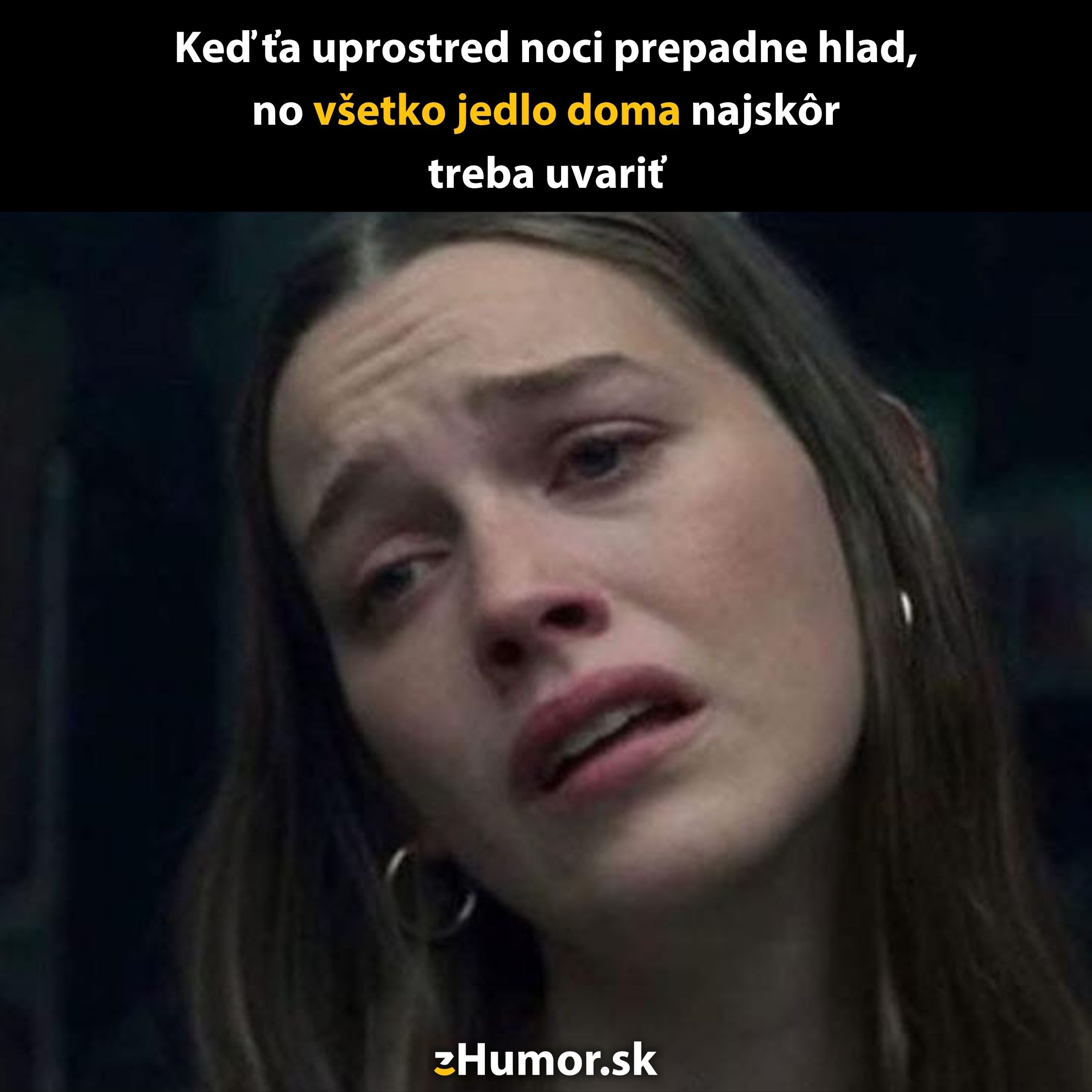 Žena s výrazom sklamania, keď uprostred noci zistí, že všetko jedlo doma treba najskôr uvariť.