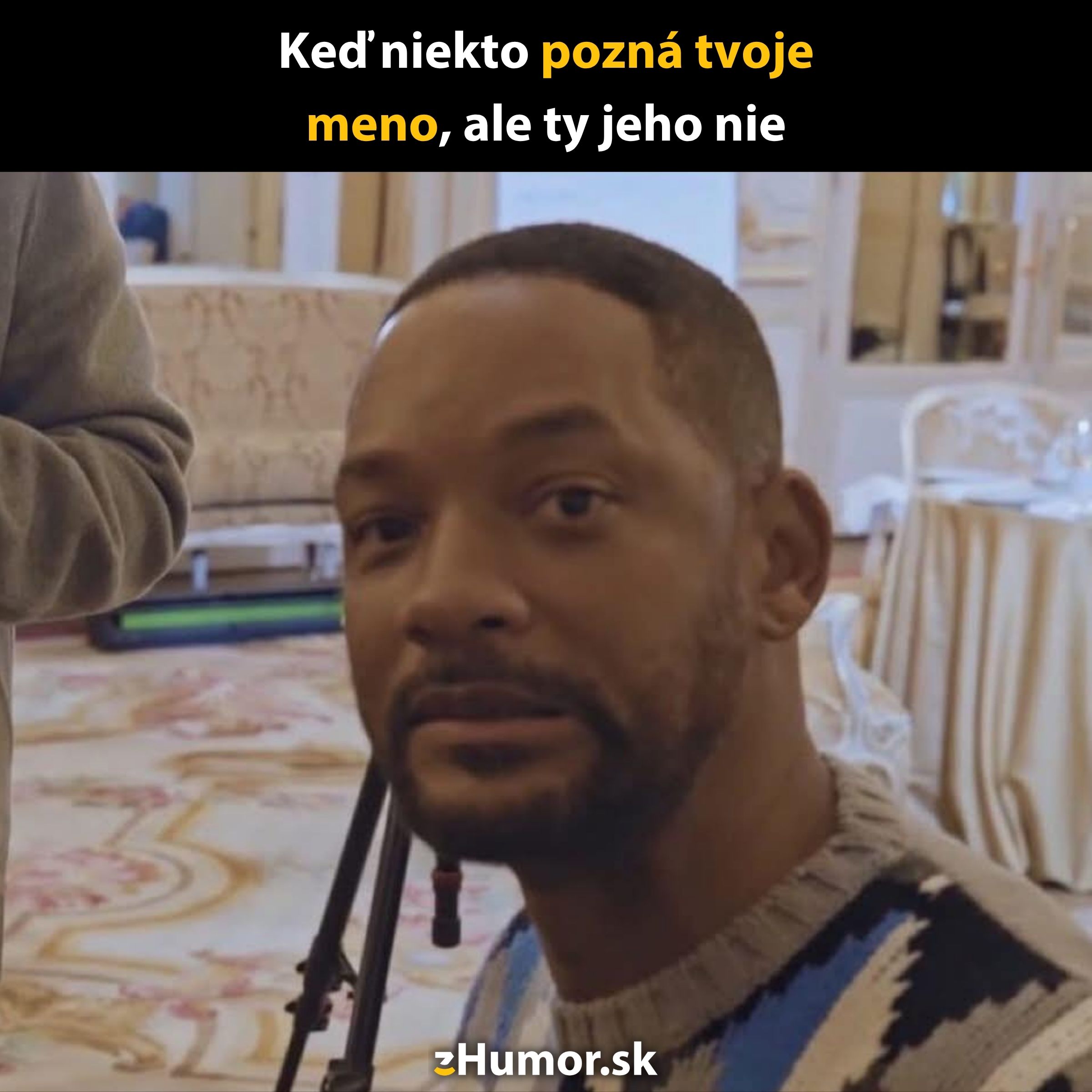 Muž s prekvapeným výrazom v elegantnej miestnosti, vtipný text o známosti mena.