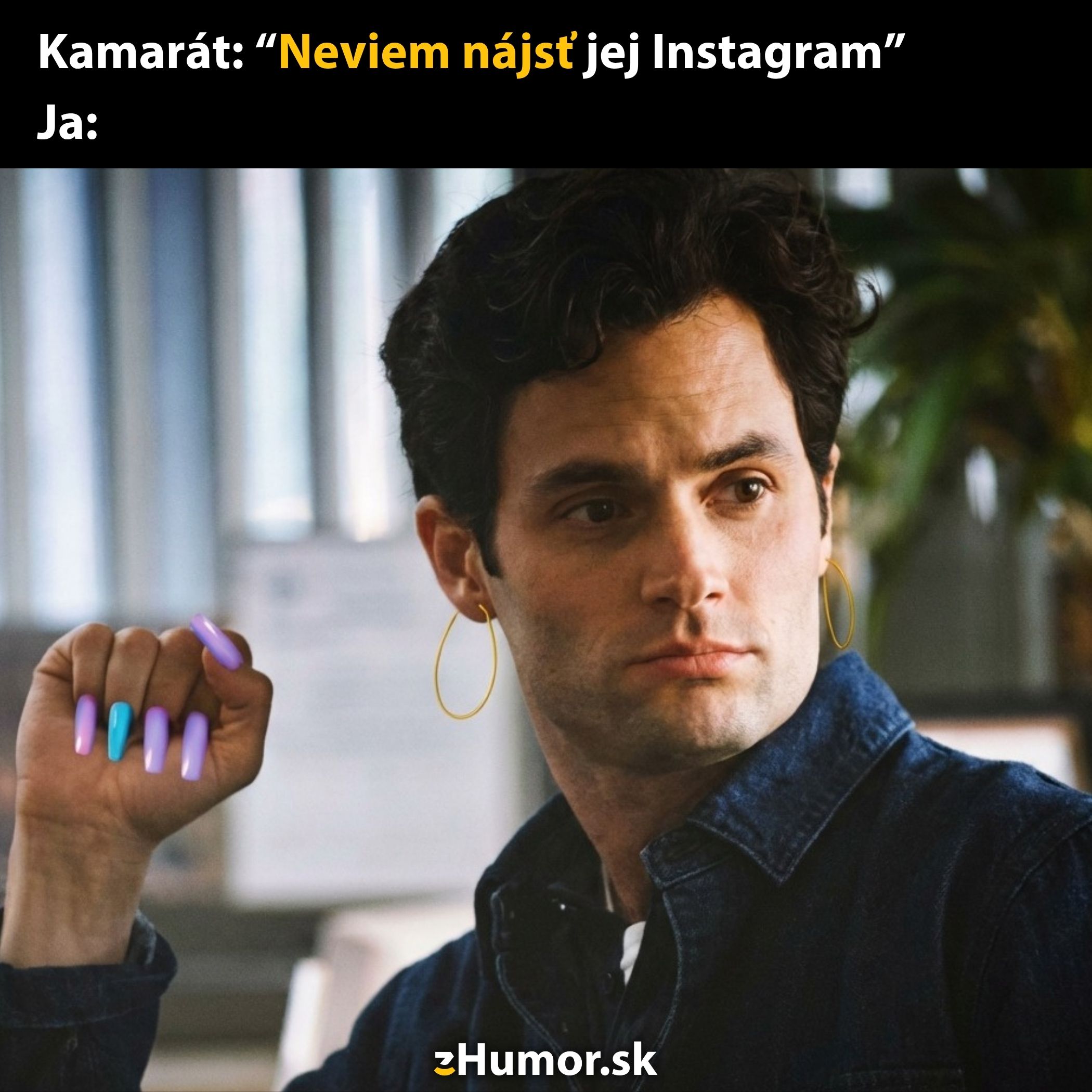Muž s dlhými nechtami a kruhovými náušnicami vtipne reaguje na hľadanie Instagramu v popise obrázku.